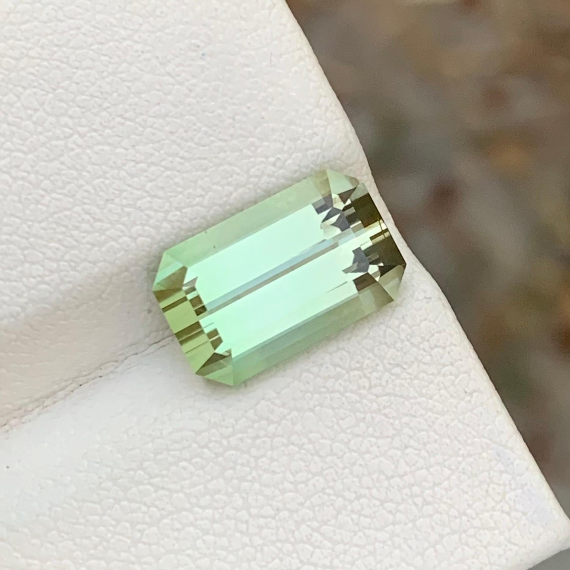 Superbe bague en tourmaline naturelle de couleur vert clair de 6,10 carats en vente 2