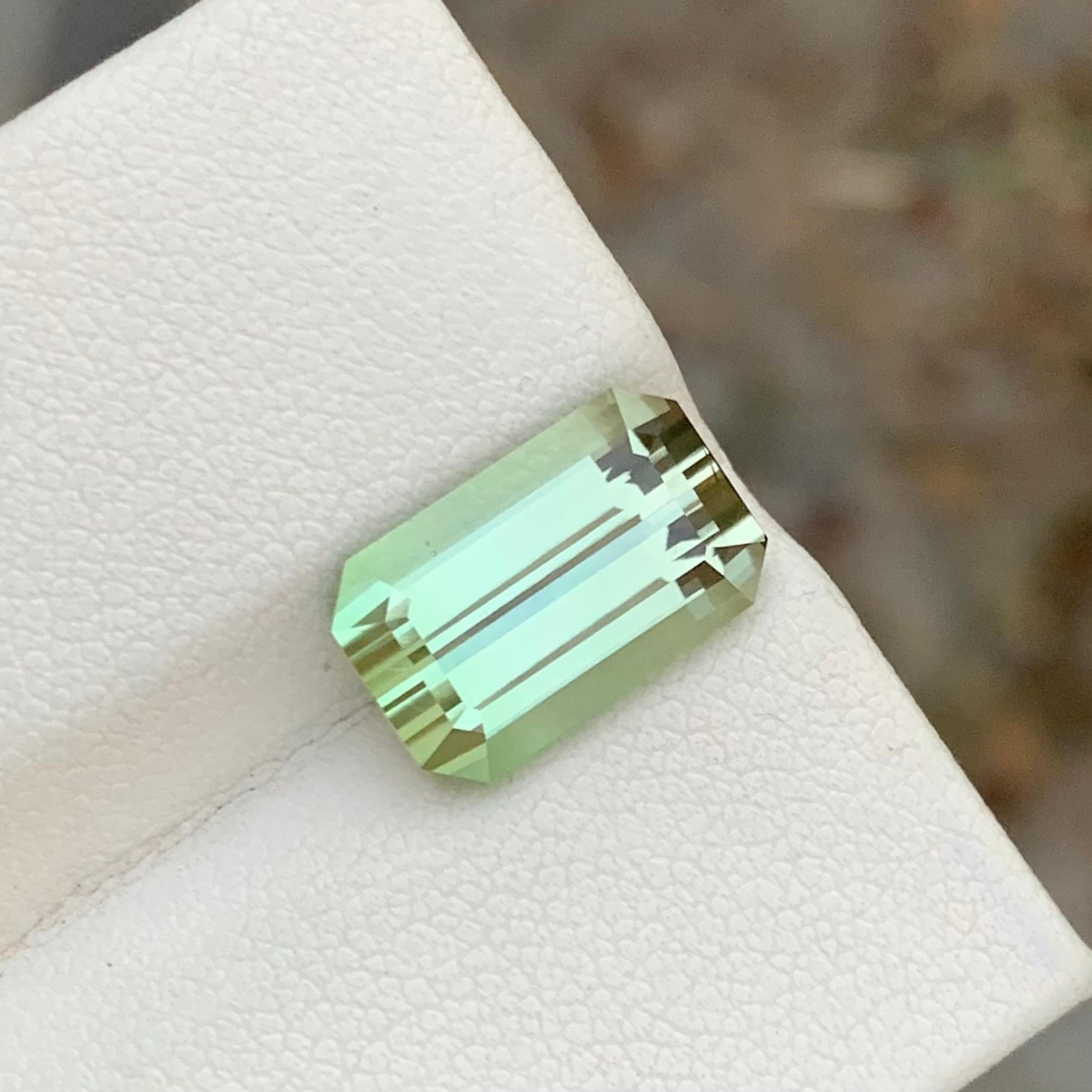 Superbe bague en tourmaline naturelle de couleur vert clair de 6,10 carats en vente 3