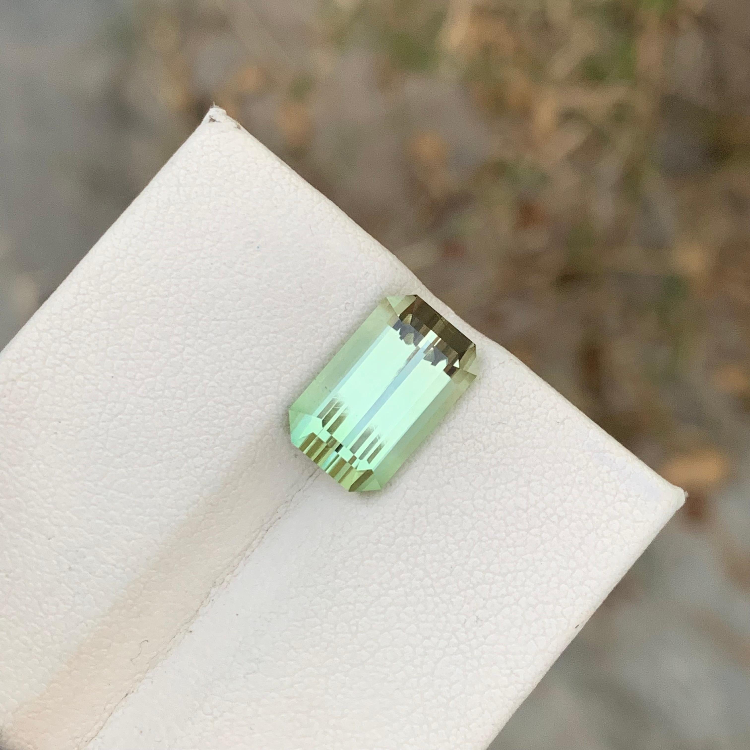 Superbe bague en tourmaline naturelle de couleur vert clair de 6,10 carats en vente 4