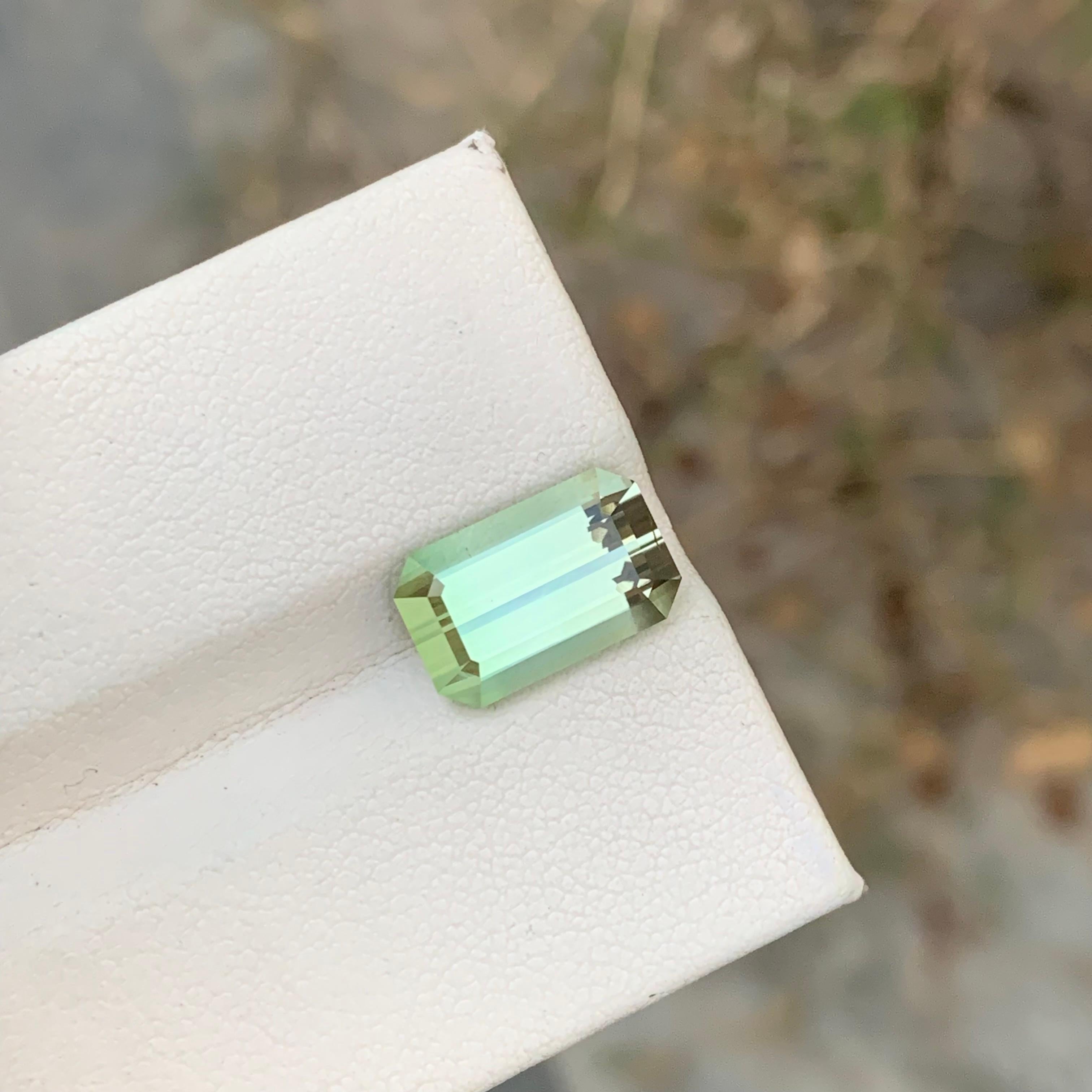 Superbe bague en tourmaline naturelle de couleur vert clair de 6,10 carats en vente 9