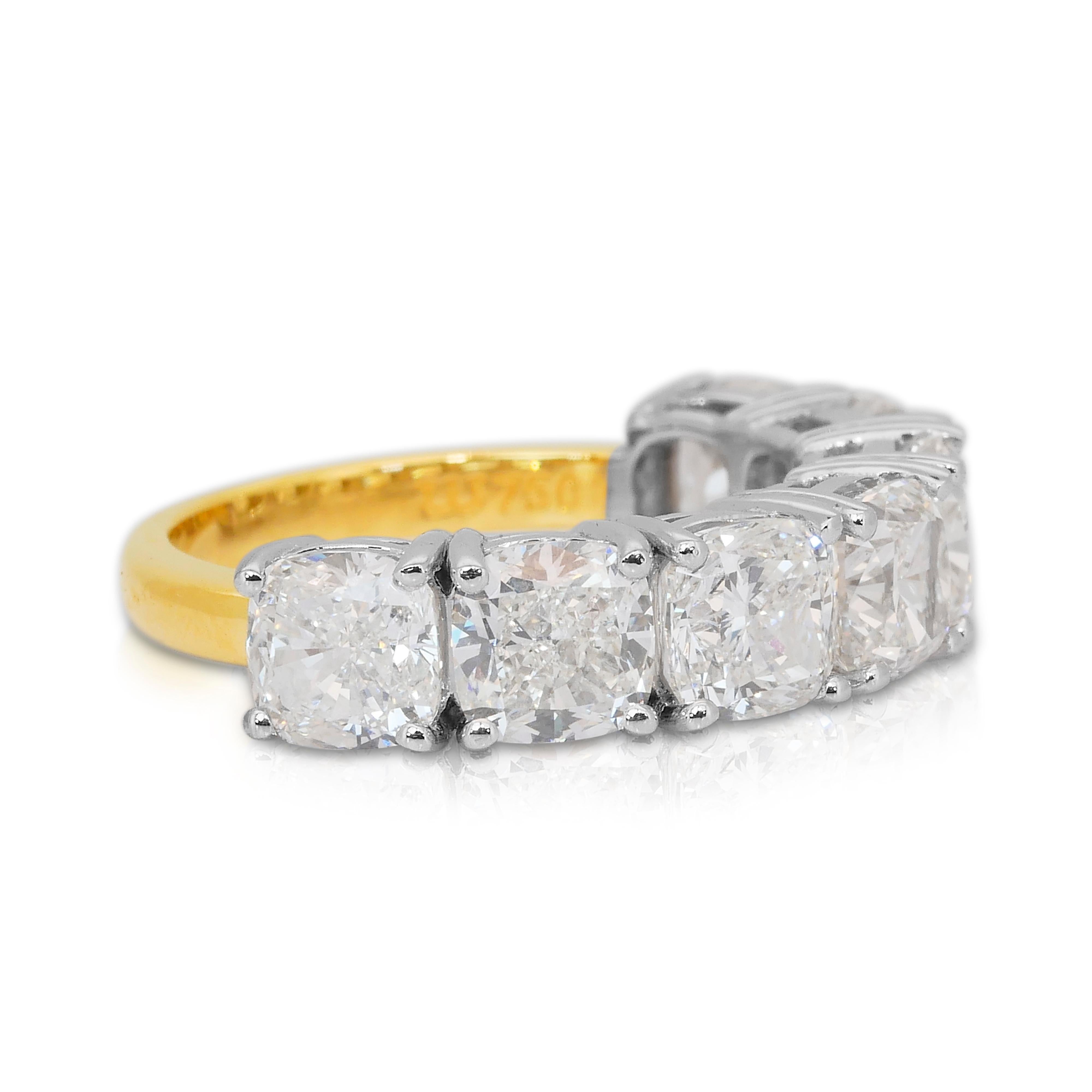 Stupendo anello con 7 pietre di diamanti da 6,37 carati in oro bianco e giallo 18 carati - certificato IGI

Questo anello mozzafiato presenta un'affascinante composizione di 7 diamanti taglio cuscino per un totale di 6,37 carati, incastonati in una