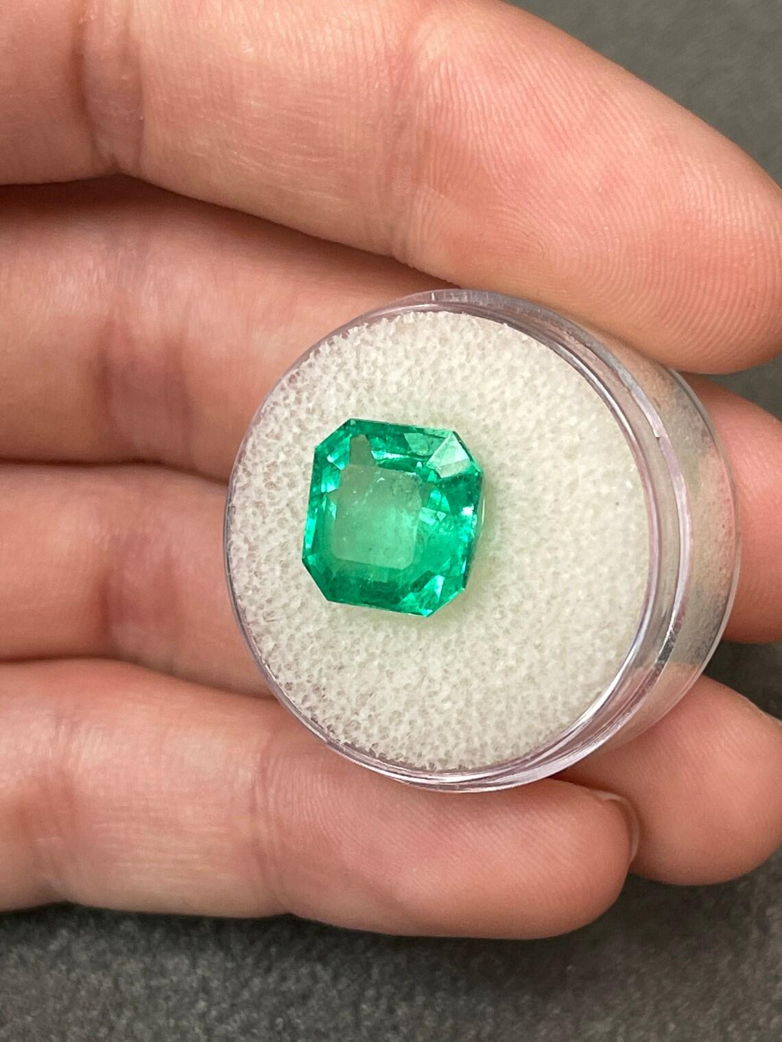 Stunning 6.40 Carat Asscher Cut Vivid Muzo Green Colombian Emerald In New Condition For Sale In Jupiter, FL