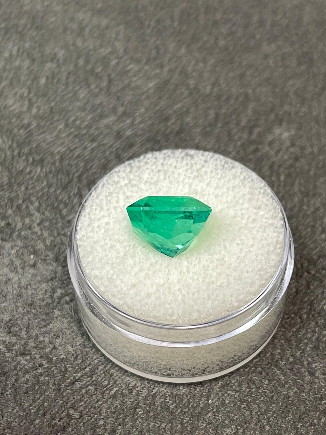 Women's or Men's Stunning 6.40 Carat Asscher Cut Vivid Muzo Green Colombian Emerald For Sale