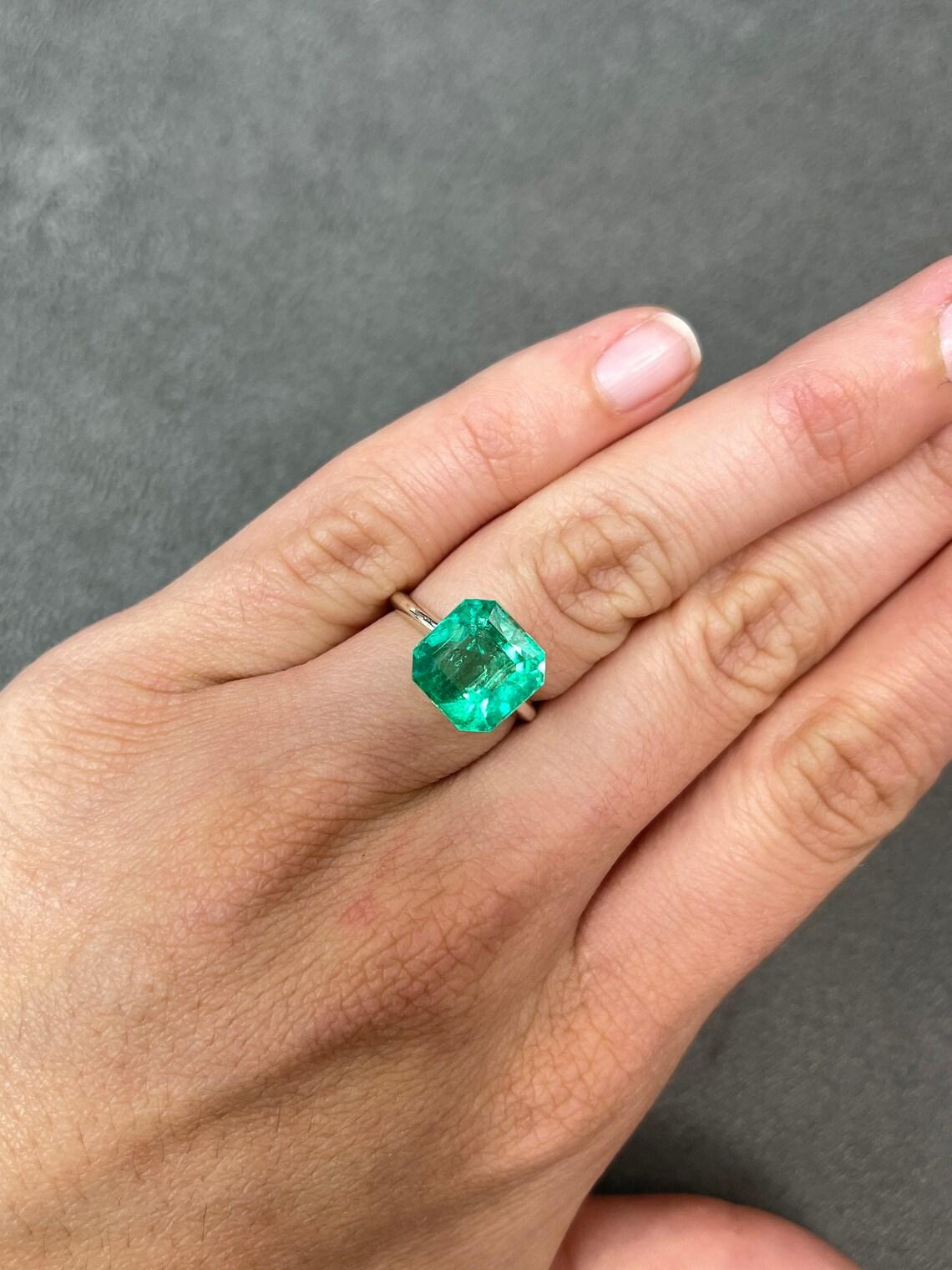 Stunning 6.40 Carat Asscher Cut Vivid Muzo Green Colombian Emerald For Sale 1