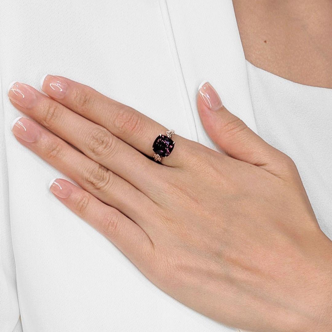 Atrevido y femenino, este exquisito anillo exhibe una vibrante espinela talla cojín de 6,5 ct en un fascinante tono rosa púrpura. Engarzada en oro rosa pulido de 18 quilates, la piedra central de intenso color está flanqueada por delicados detalles
