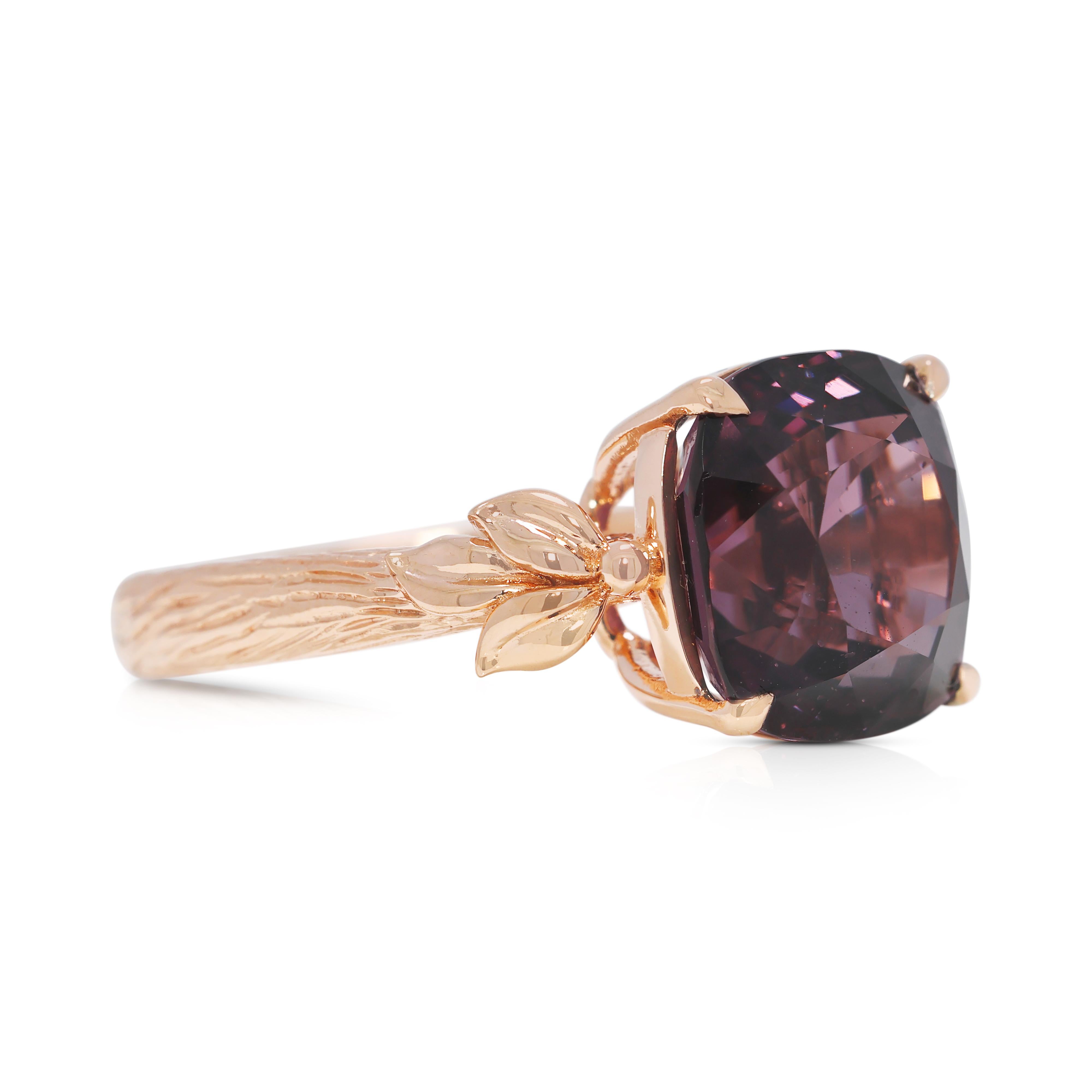 Impresionante Anillo de Espinela Rosa-Púrpura de 6,5ct en Oro Rosa de 18K - Certificado NGI en Excelente estado para la venta en רמת גן, IL