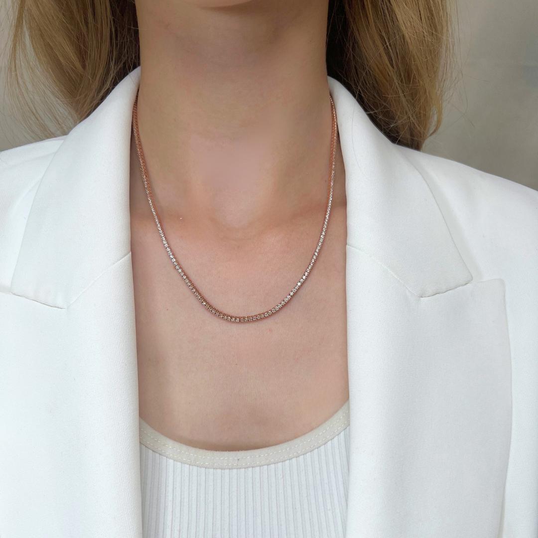 Stunning 6.63ct Diamonds Necklace in 14k Rose Gold - IGI Certified

This exquisite necklace showcases a mesmerizing array of 230 round-cut diamonds, meticulously set in luxurious 14k rose gold. This necklace includes a certificate from the IGI,