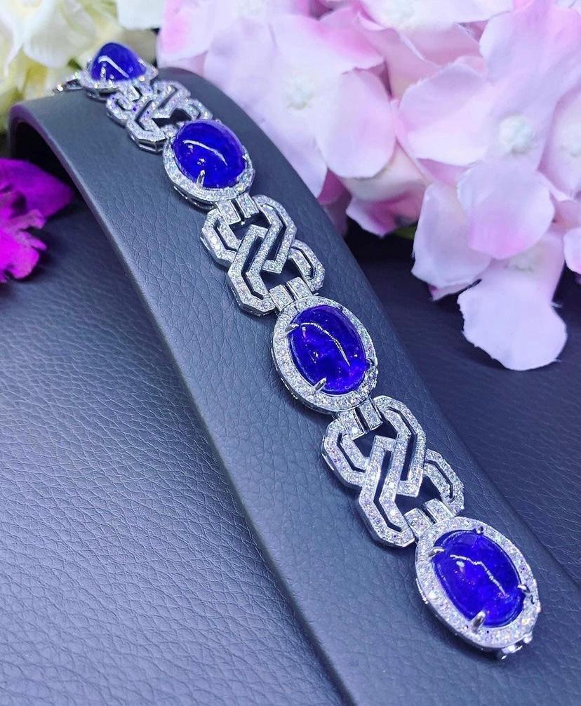 Stunning 67.8 Carats of Tanzanites and Diamonds on Bracelet In New Condition For Sale In Massafra, IT
