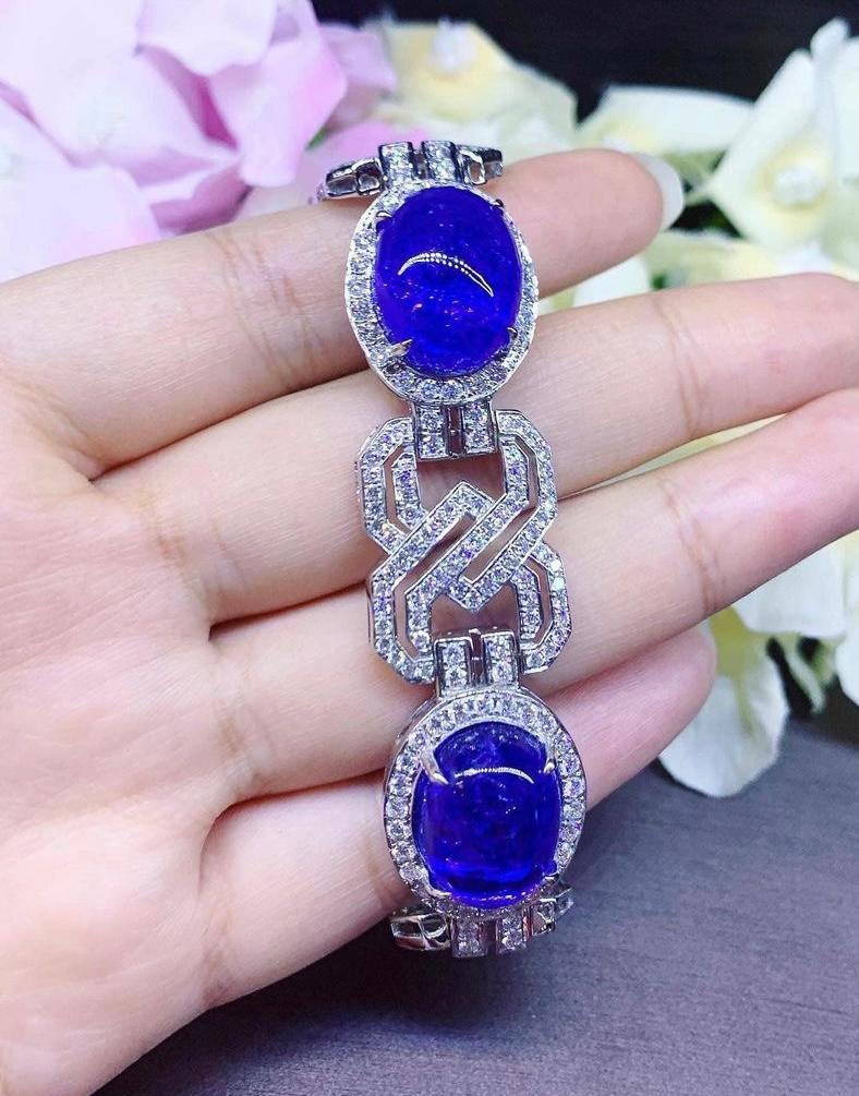 Stunning 67.8 Carats of Tanzanites and Diamonds on Bracelet For Sale 1