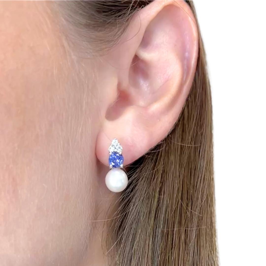 Atemberaubende 6,84ct Tansanit, Süßwasser-Zuchtperlen und Diamanten Tropfen Ohrringe in 18k Weißgold - IGI zertifiziert

Diese eleganten Ohrringe aus 18 Karat Weißgold sind mit zwei lebhaften, runden Tansaniten mit einem Gesamtgewicht von 1,20 Karat