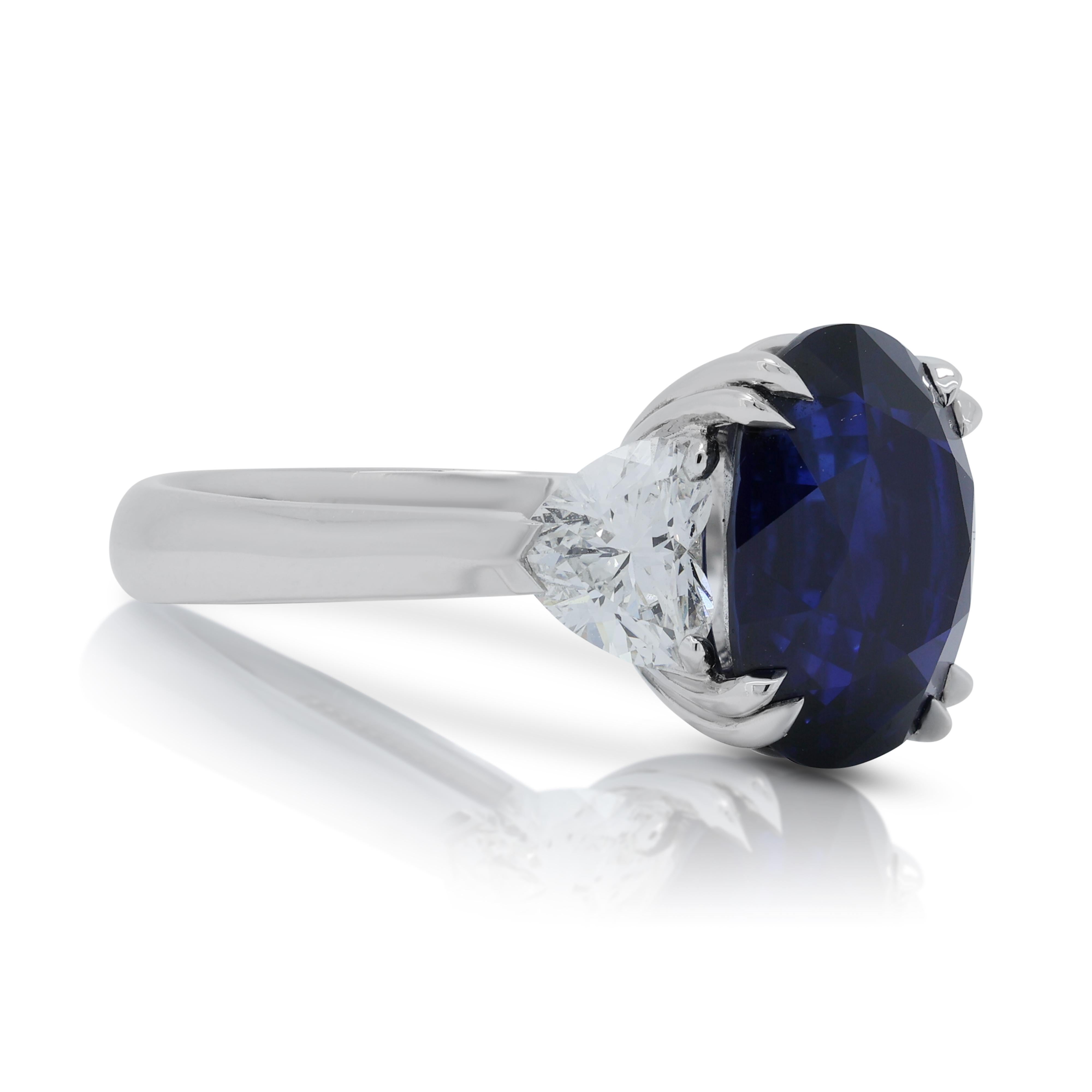 Stunning 7.01ct Sapphire Ring with Side Diamonds in 18K White Gold In Excellent Condition In רמת גן, IL