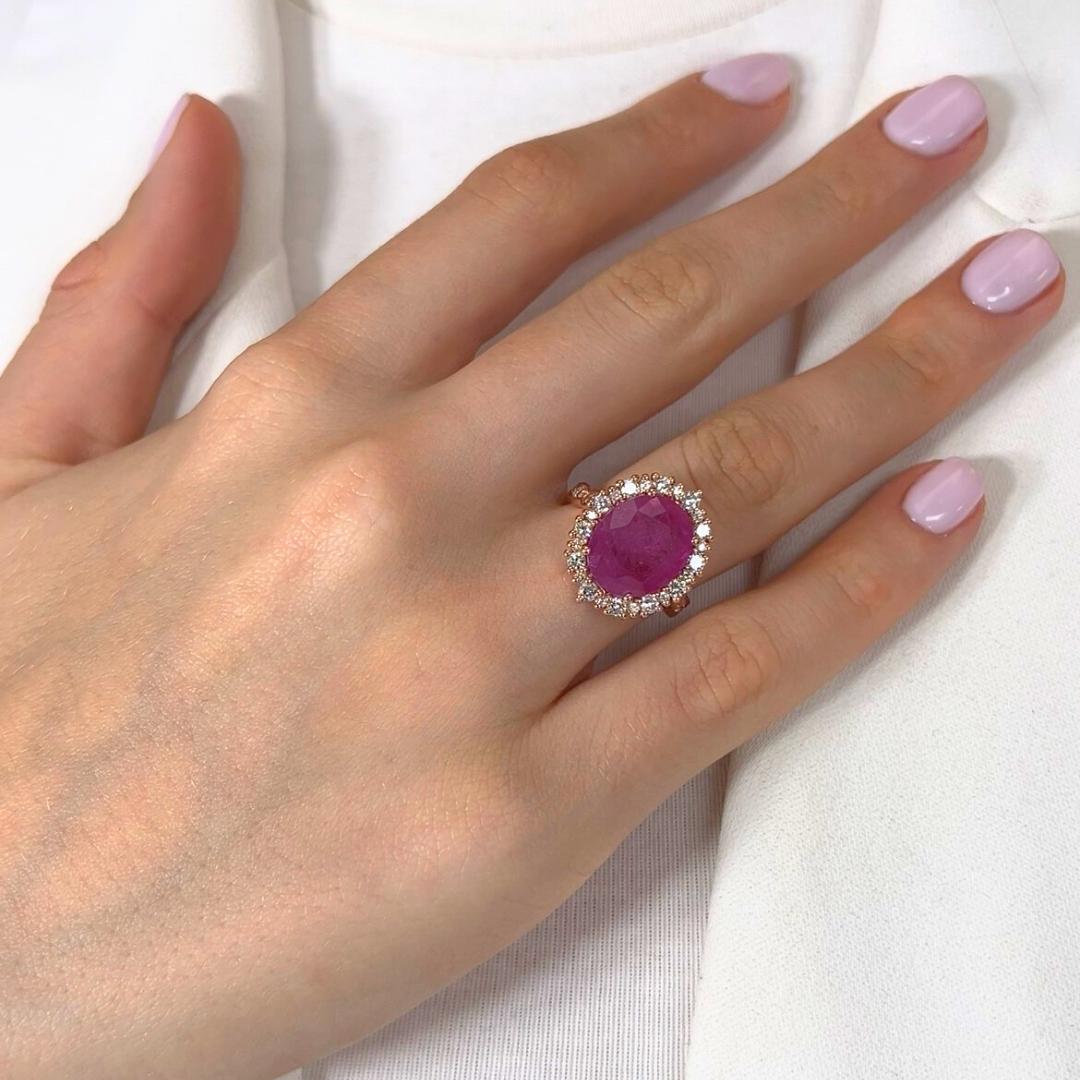Stupendo anello a grappolo con rubino e diamanti da 7,07 carati in oro rosa 18 carati - Certificato GCI

Questo anello a grappolo mozzafiato mette in mostra un vivido rubino dal taglio ovale da 6,19 carati, che risplende in una passionale tonalità