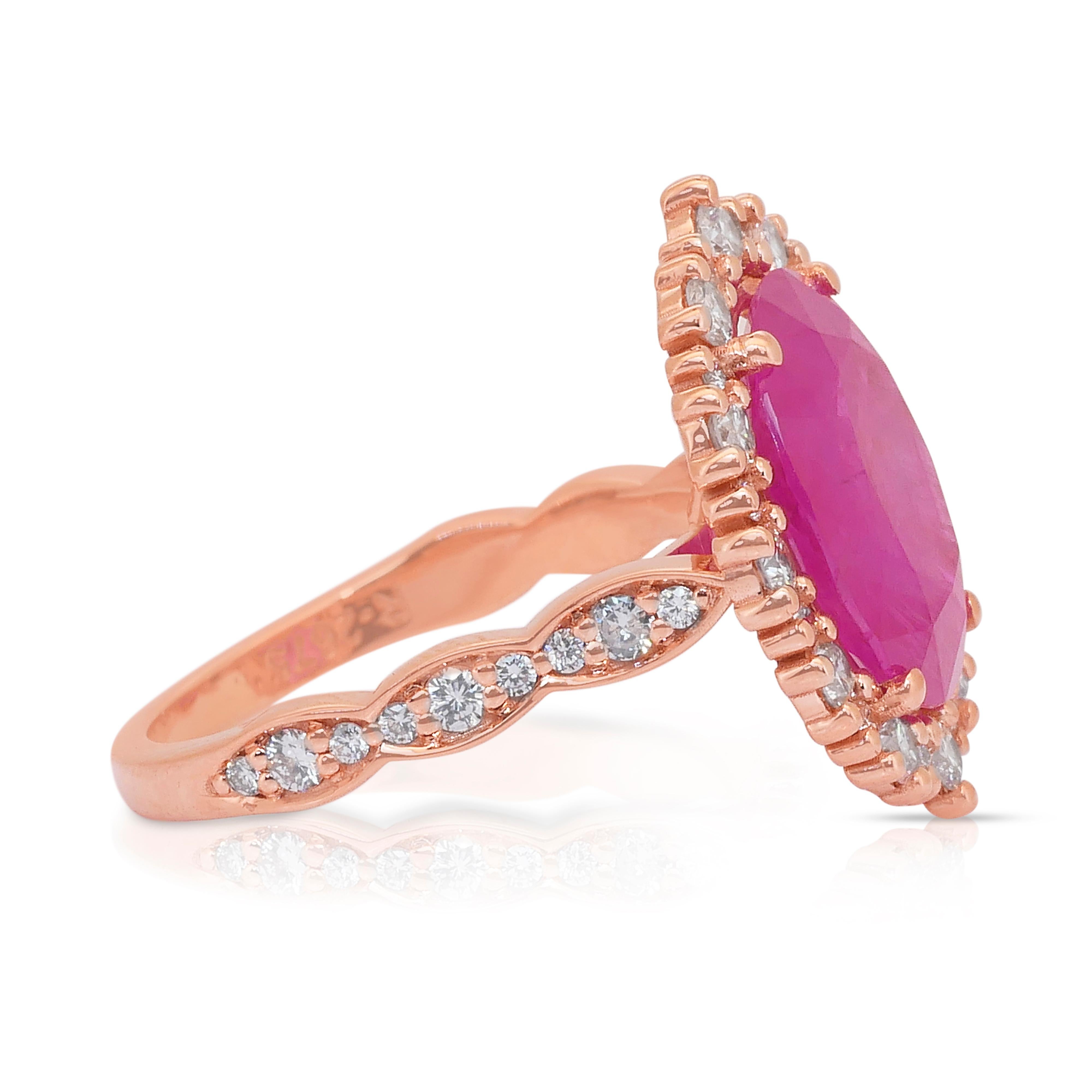 Stupendo anello a grappolo con rubino e diamanti da 7,07 carati in oro rosa 18 carati - Certificato GCI In condizioni Nuovo in vendita a רמת גן, IL