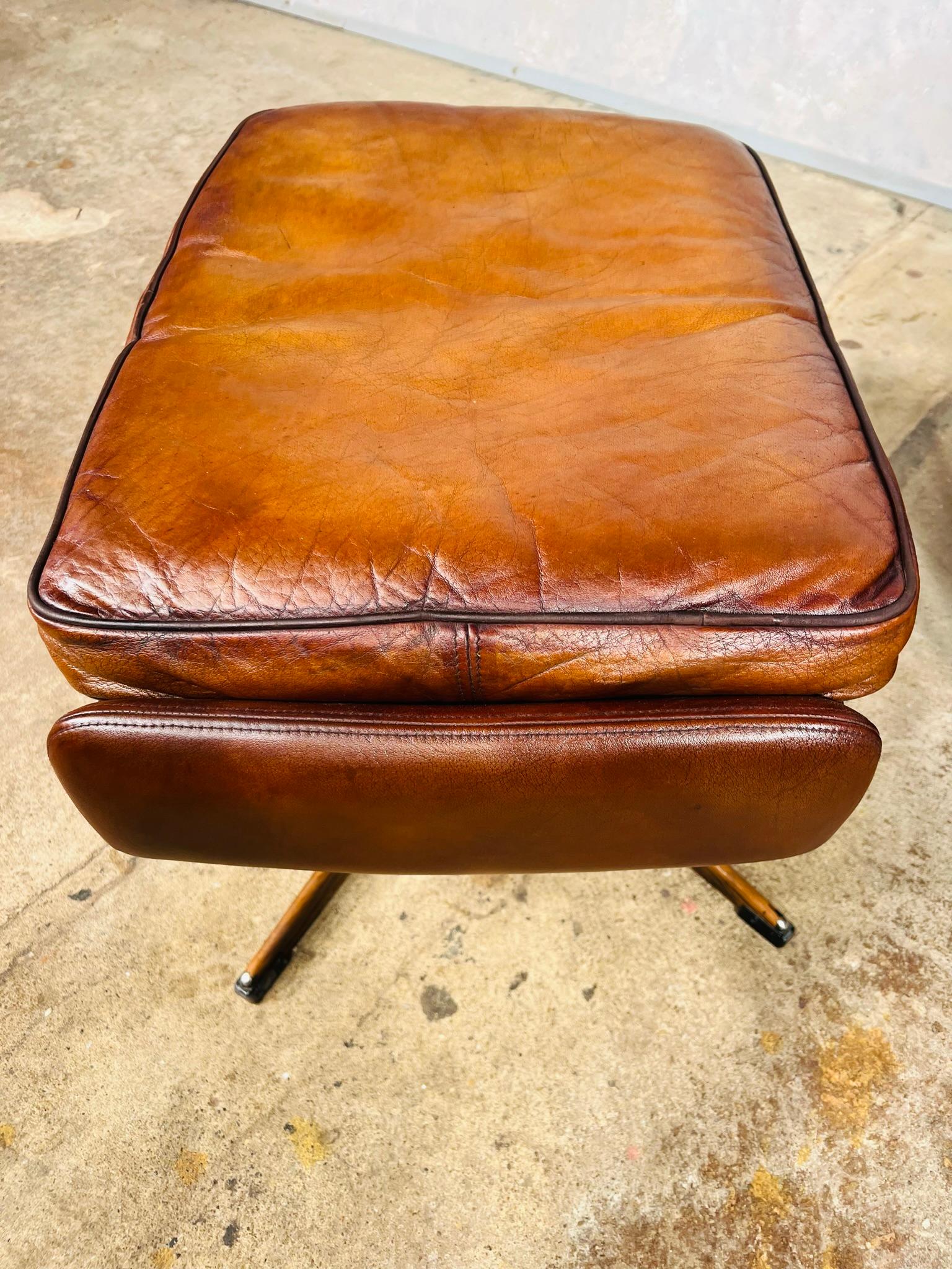 Superbe chaise et tabouret pivotants en cuir à dossier basculant d'origine danoise des années 1970 Bon état - En vente à Lewes, GB