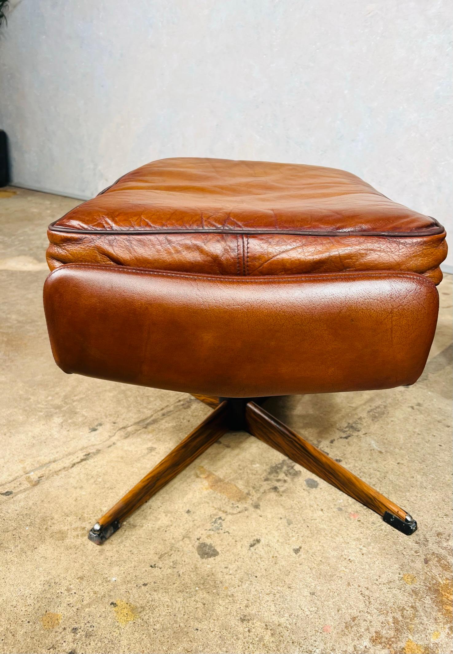 20ième siècle Superbe chaise et tabouret pivotants en cuir à dossier basculant d'origine danoise des années 1970 en vente