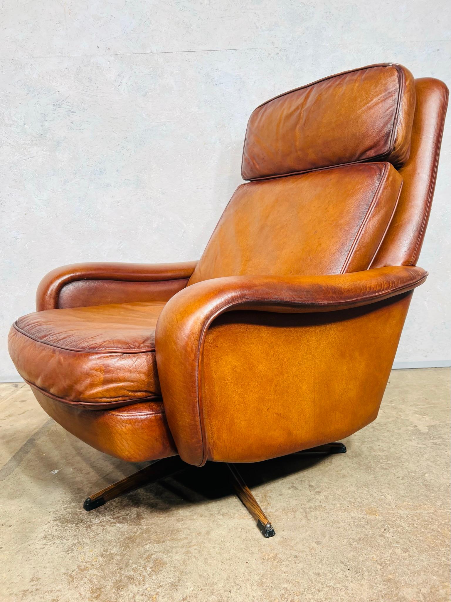 Cuir Superbe chaise et tabouret pivotants en cuir à dossier basculant d'origine danoise des années 1970 en vente