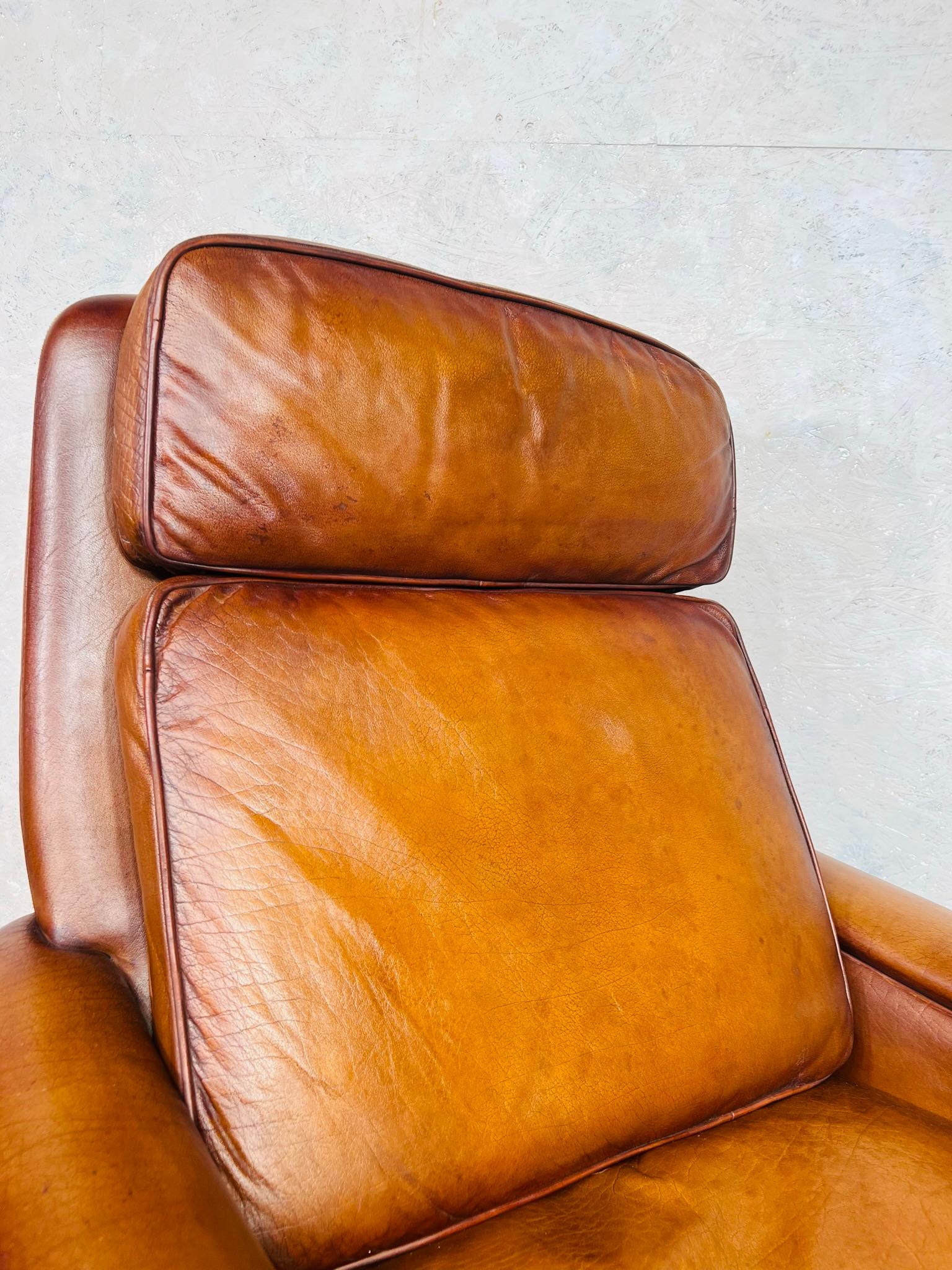 Superbe chaise et tabouret pivotants en cuir à dossier basculant d'origine danoise des années 1970 en vente 2