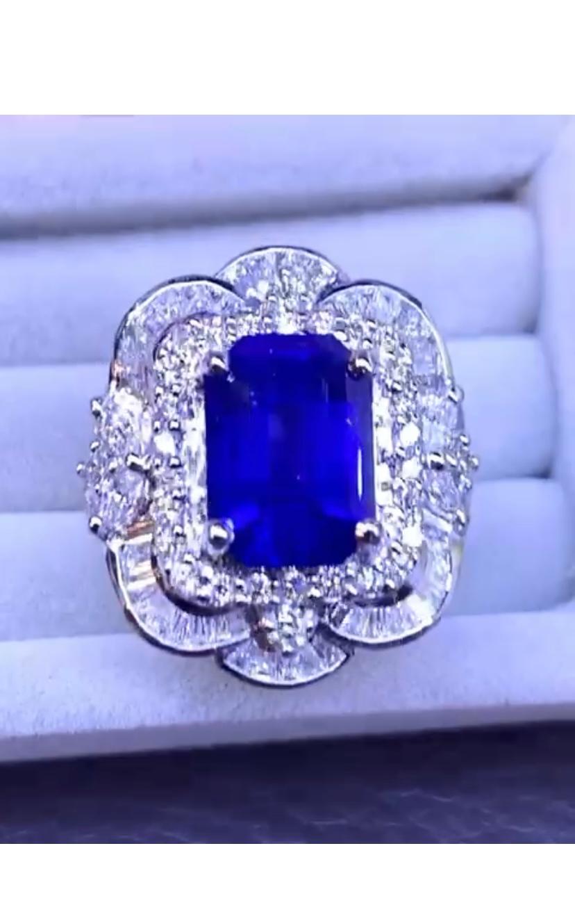 An exquisite Art Deco style for this elegant ring in 18k gold , so chic and refined, with a Ceylon blu royal  color sapphire , extra fine quality, of 5,58 carats and round and baguettes cut diamonds of 1,63 carats, F/VS .
Handcrafted by artisan