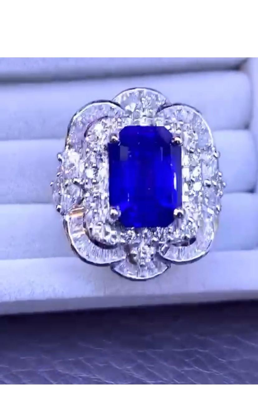 Stunning 7.21 of Royal Blue Ceylon Sapphire and Diamonds on Ring In New Condition For Sale In Massafra, IT