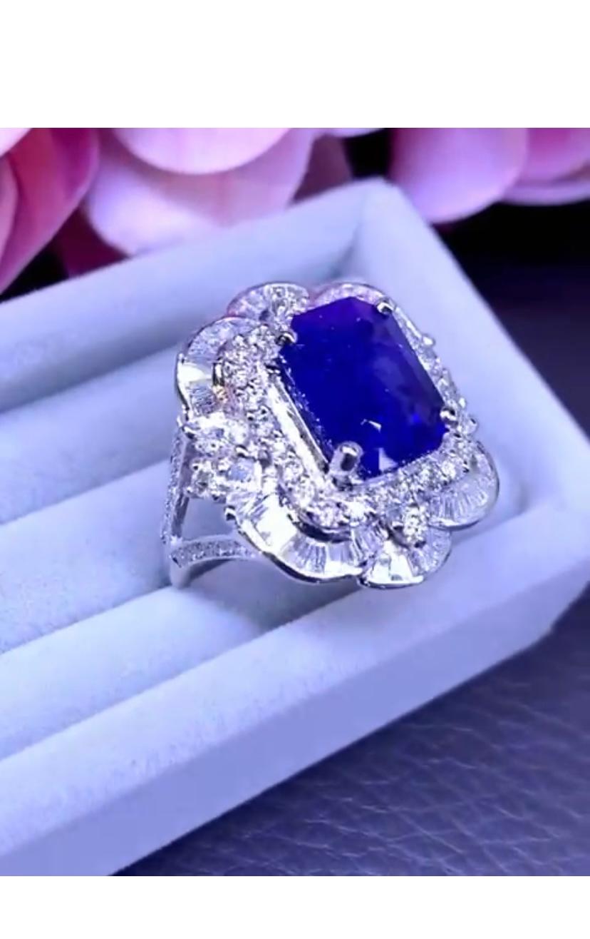Women's or Men's Stunning 7.21 of Royal Blue Ceylon Sapphire and Diamonds on Ring For Sale