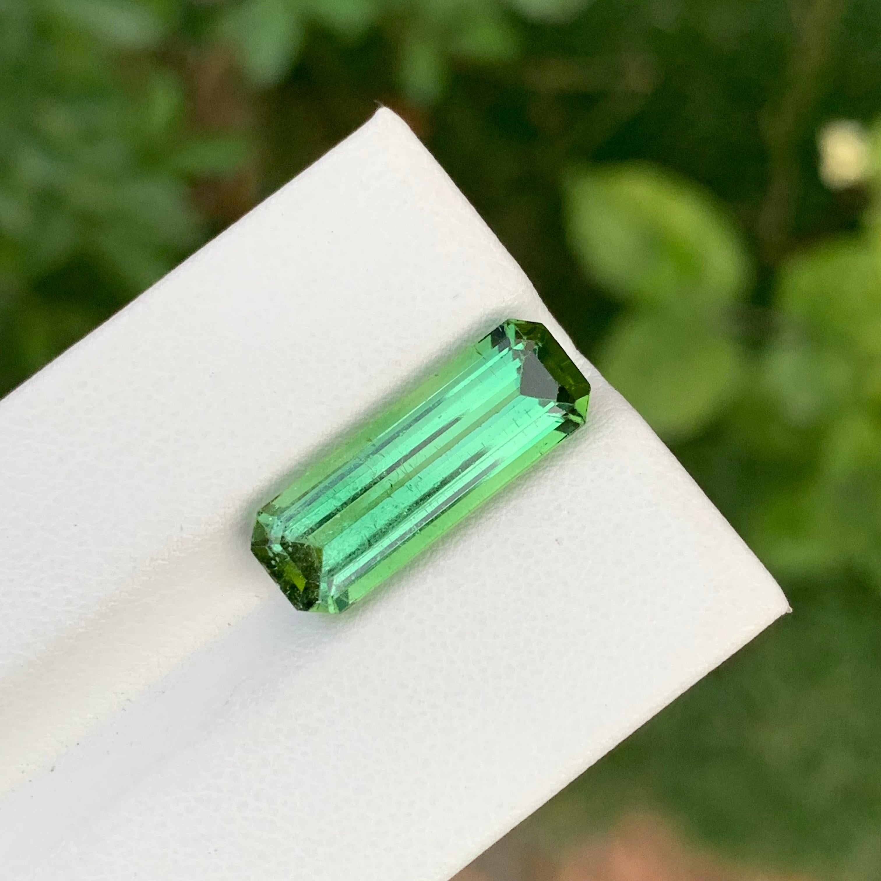 Impresionante Turmalina verde menta suelta natural de 7,50 quilates forma esmeralda larga en venta 4