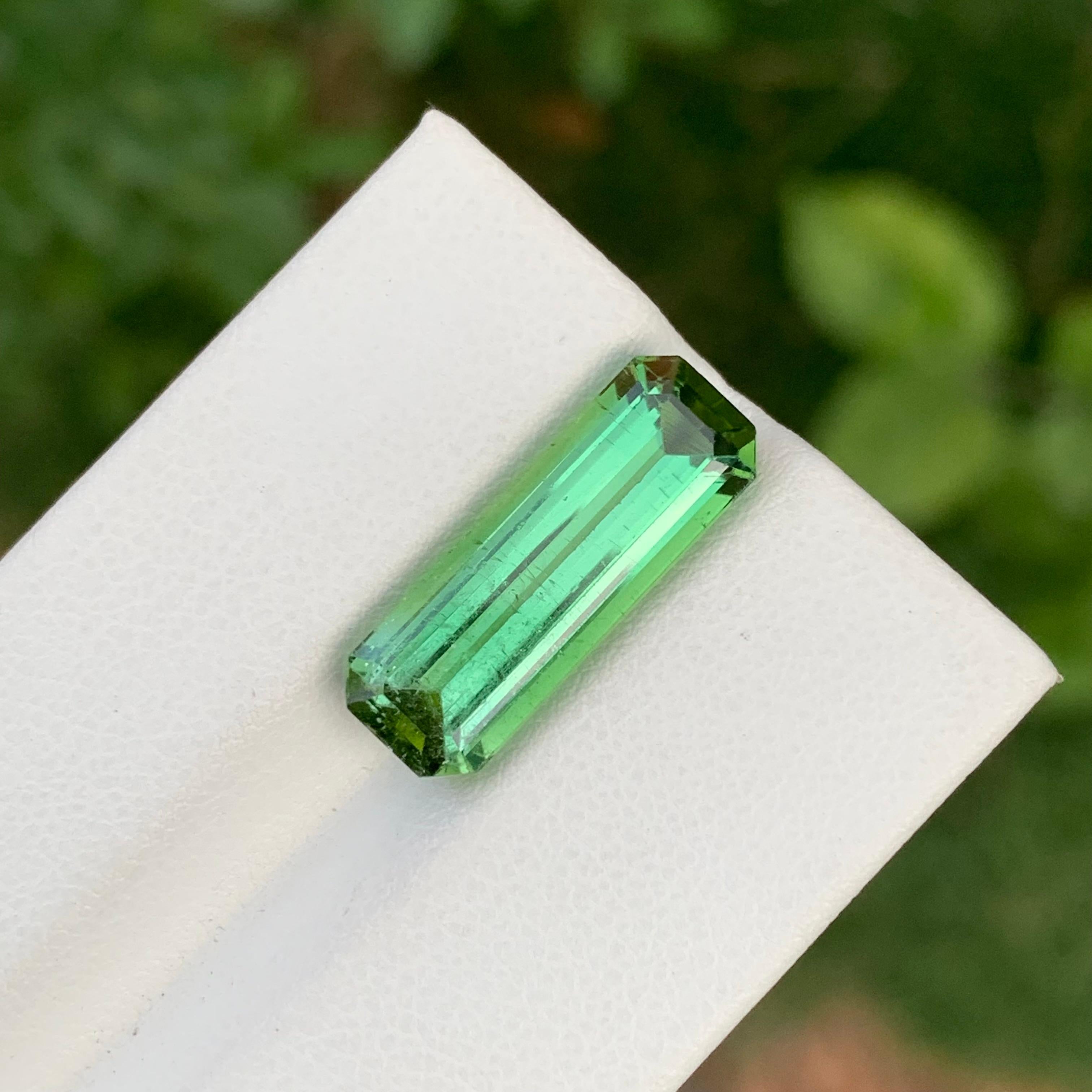 Impresionante Turmalina verde menta suelta natural de 7,50 quilates forma esmeralda larga en venta 6