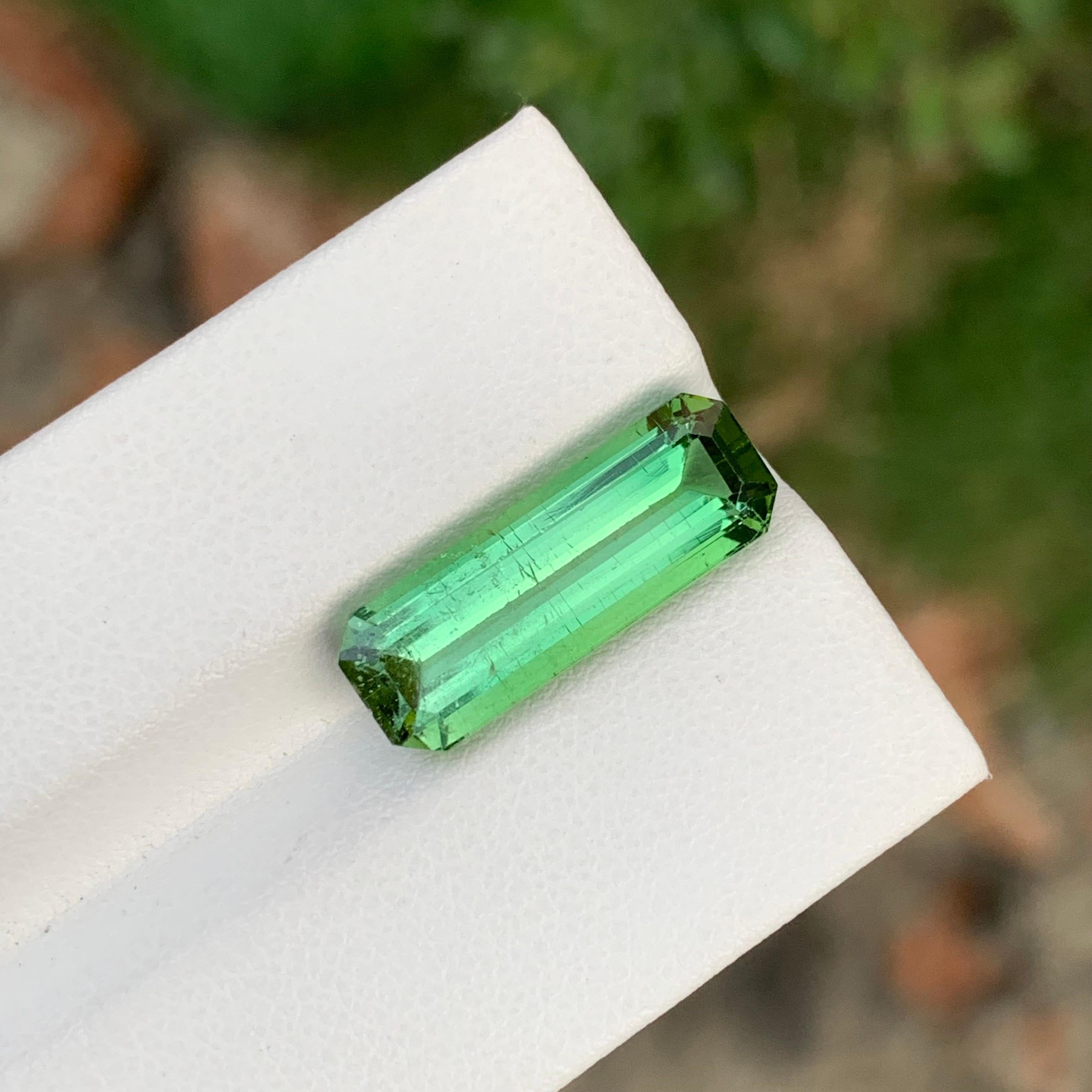 Impresionante Turmalina verde menta suelta natural de 7,50 quilates forma esmeralda larga Corte esmeralda en venta