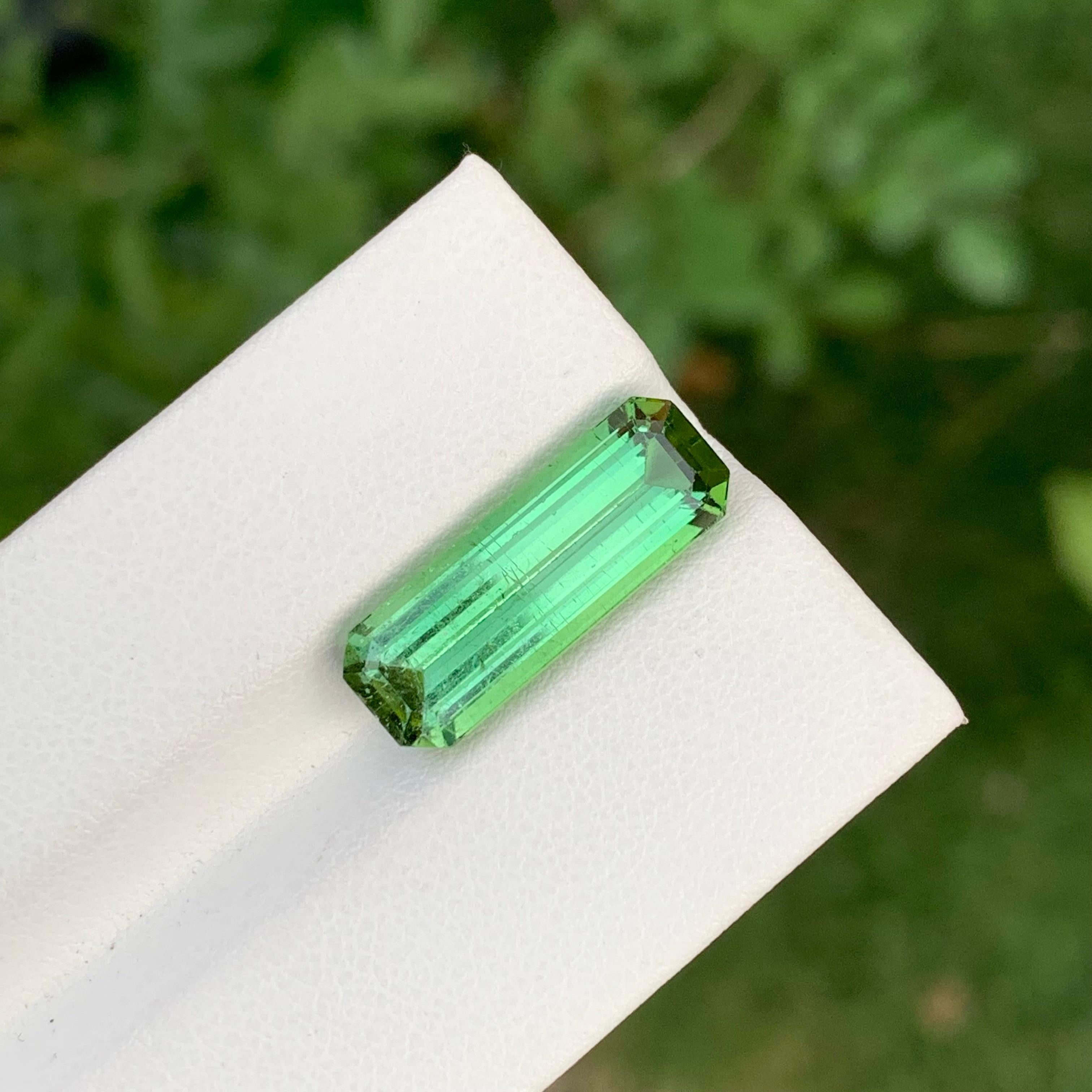 Impresionante Turmalina verde menta suelta natural de 7,50 quilates forma esmeralda larga en venta 1