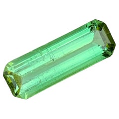 Superbe tourmaline verte menthe naturelle non sertie de 7,50 carats en forme d'émeraude longue