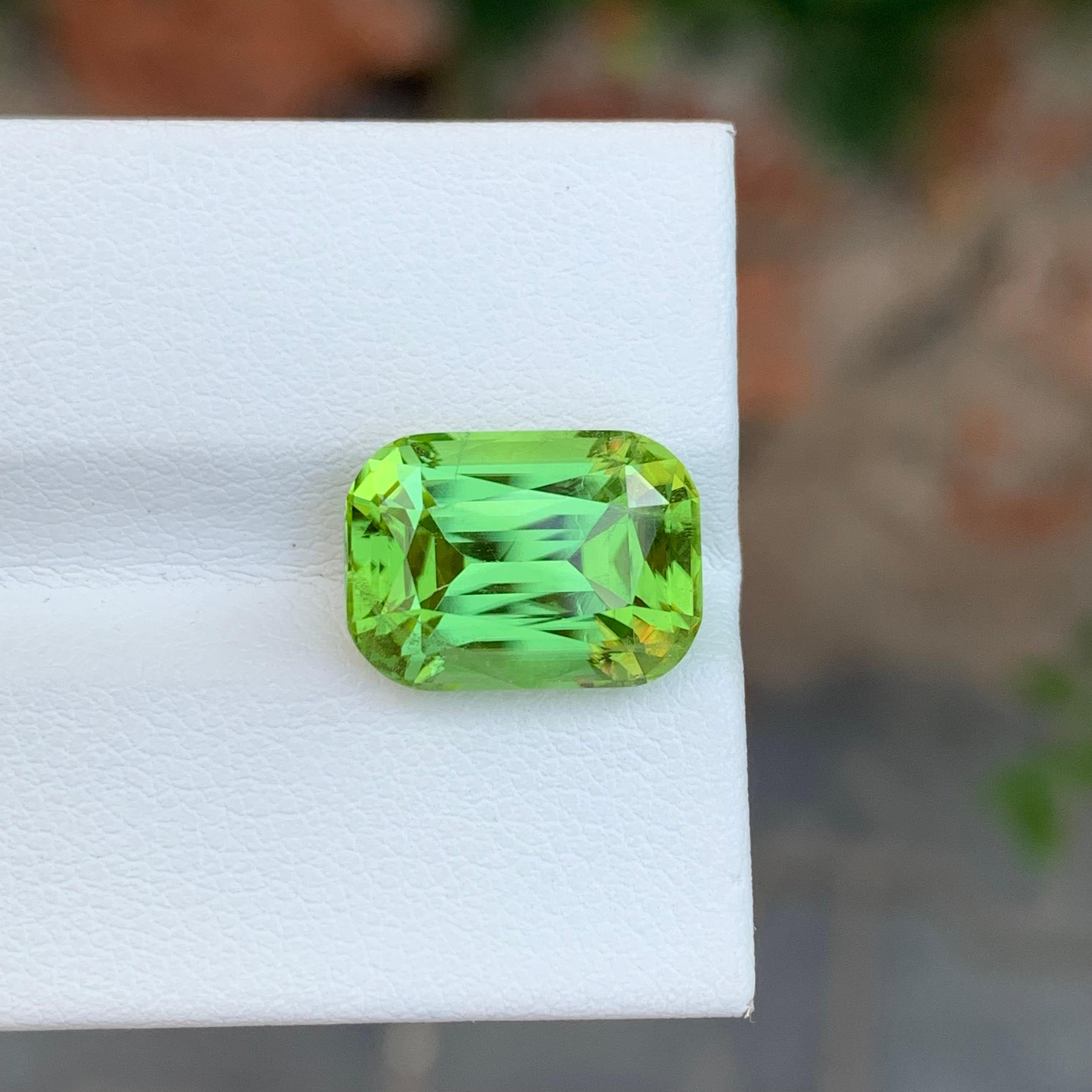 Impresionante Gema Natural De 7,60 Quilates De Peridoto Suelto En Forma De Cojín Para Anillo De Mujer en Nuevo estado para la venta en Peshawar, PK