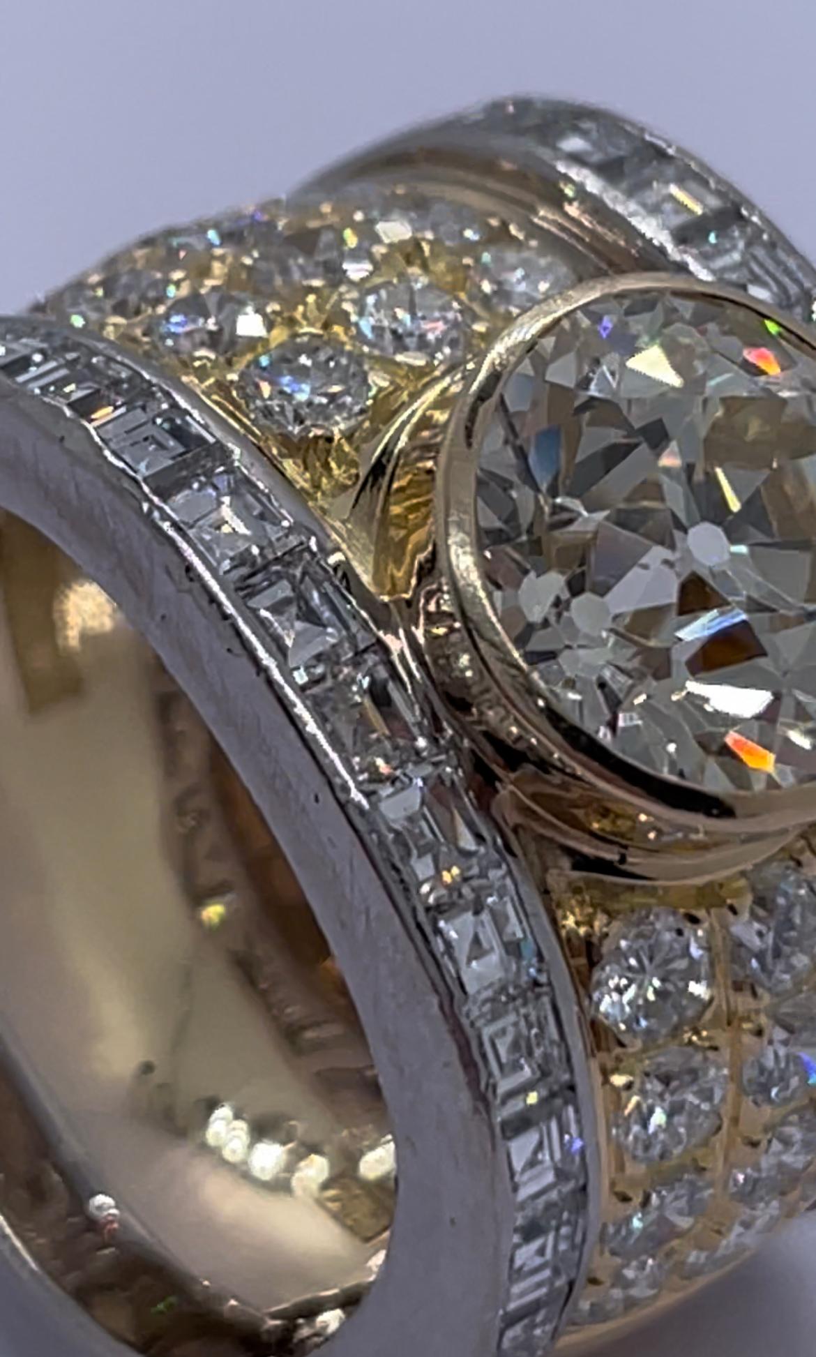 Cette magnifique bague ancienne en diamant de taille européenne est une pièce unique conçue par SCHILLING au début du 20ème siècle. La bague comporte un diamant principal de 3,5 ct de qualité supérieure entouré de magnifiques diamants blancs