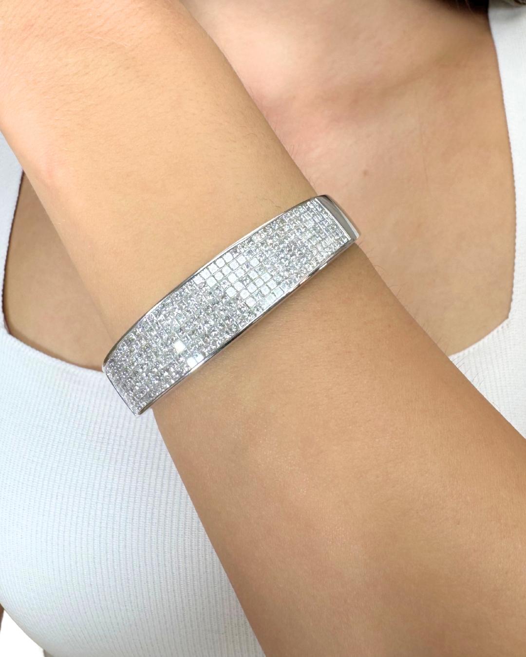 Whiting - Bracelet en or blanc 18 carats avec 8.10ct de diamants - Certifié IGI

Cet époustouflant bracelet de diamants en or blanc 18 carats est l'incarnation même du luxe et de l'artisanat raffiné. Orné de 322 diamants de taille princesse