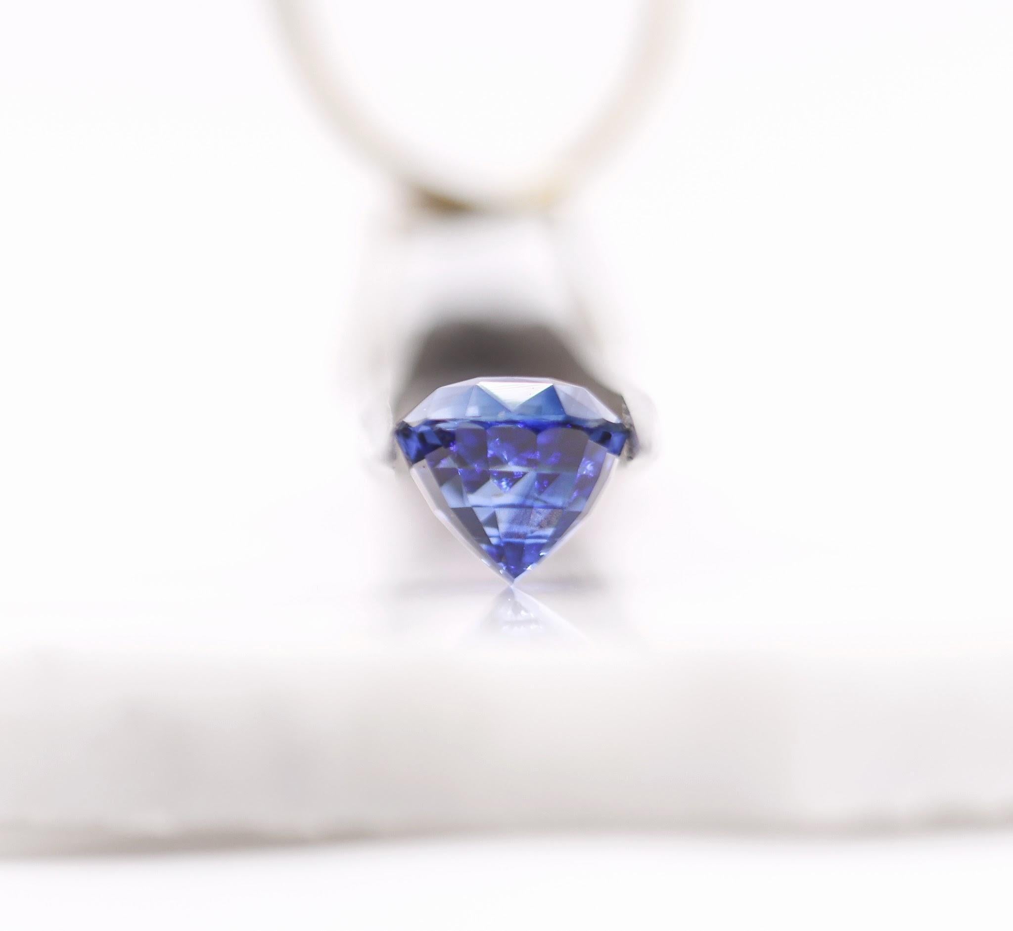 NNJ Designs présente un magnifique saphir bleu de 9 carats, taillé en coussin ! Cette pierre précieuse saphir sera parfaite pour une bague ou un pendentif de votre choix et peut être un très beau cadeau de naissance pour vos proches !