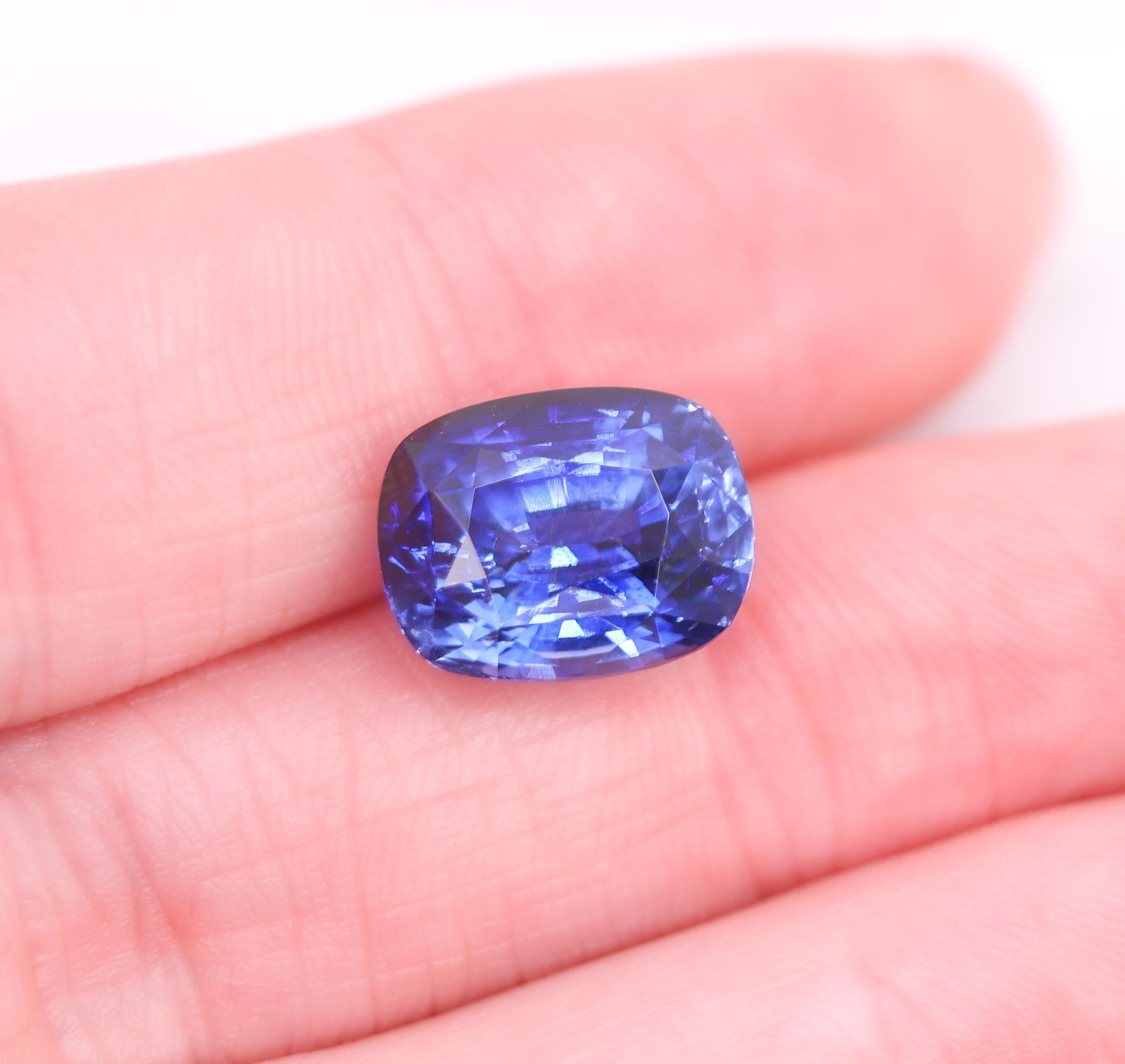 Taille coussin Superbe saphir bleu de 9 carats taille coussin 12x9.5mm en vente