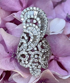 Stunning 9 Carat Diamond Swirling Arabesque Motif 18K White Gold Cocktail Ring
