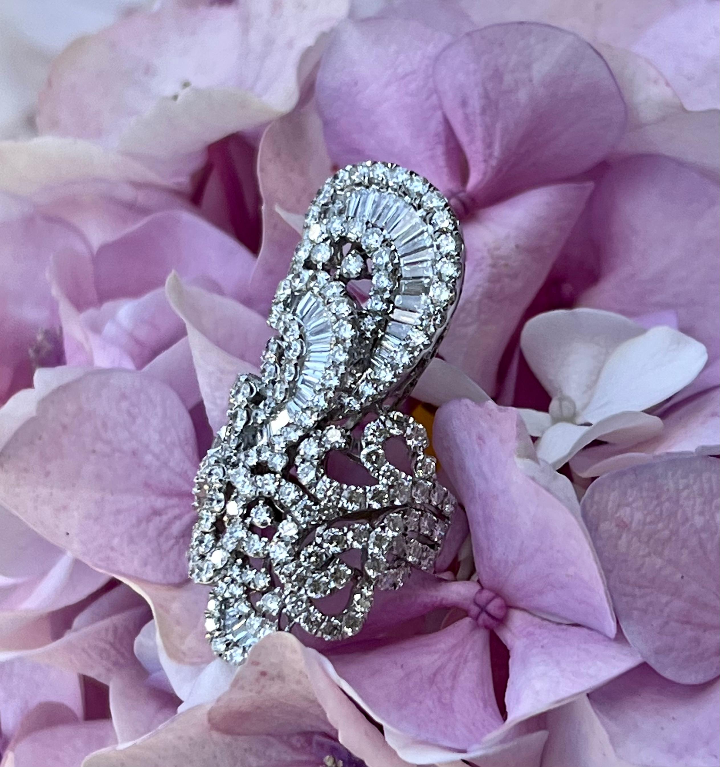 Belle Époque Stunning 9 Carat Diamond Swirling Arabesque Motif 18K White Gold Cocktail Ring