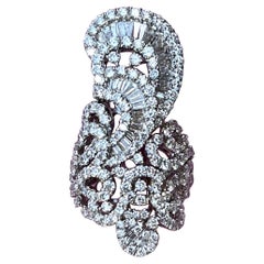 Superbe bague cocktail en or blanc 18 carats avec motif arabesque tourbillonnant et diamants de 9 carats