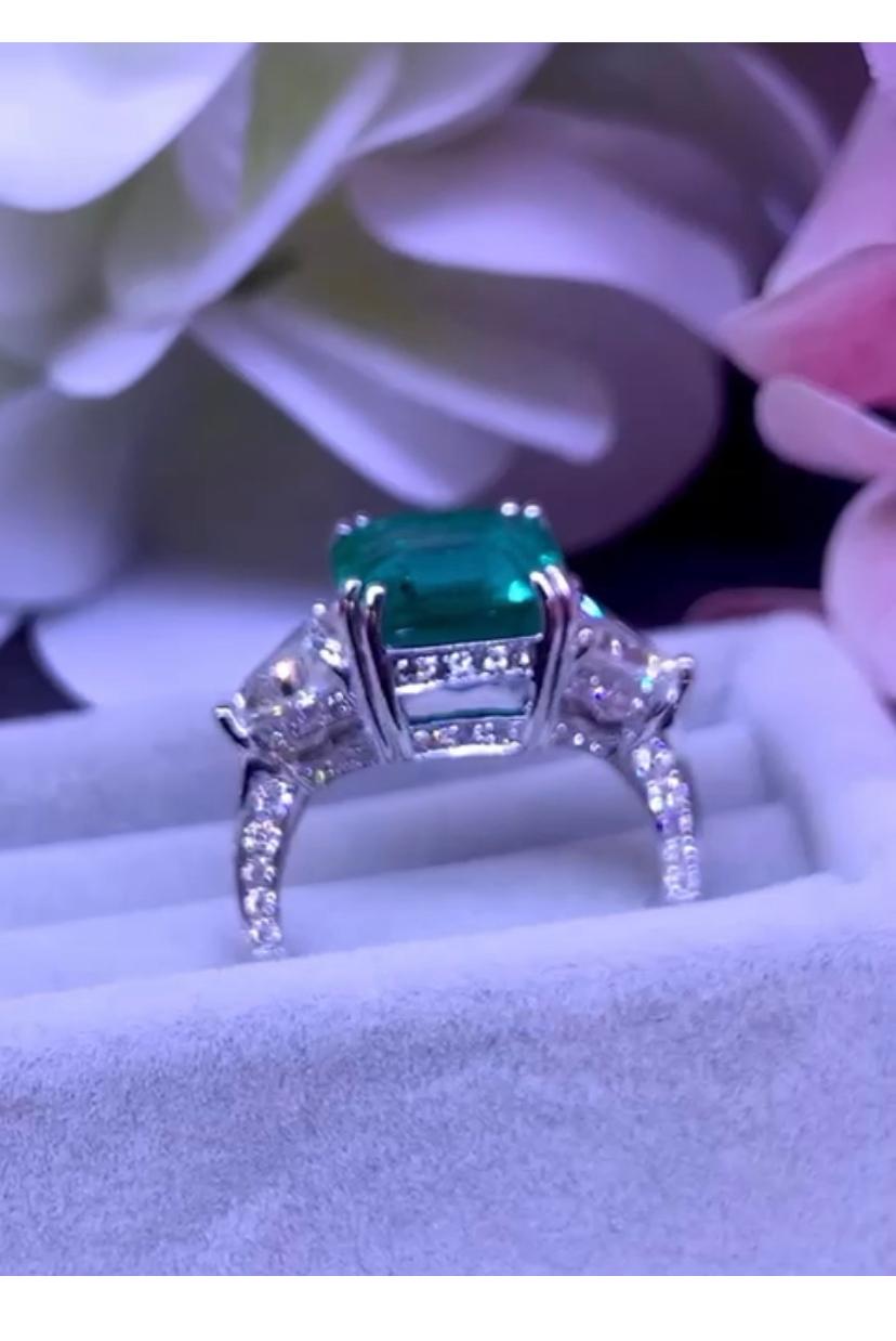 An exquisite design, so chic and refined, for a glamour look. Ring come in 18k gold with a natural emerald from Zambia , octagon cut, extra fine quality, hard vivid green, minor treatment, very beautiful color and grade, of 7,36 carats, and two side
