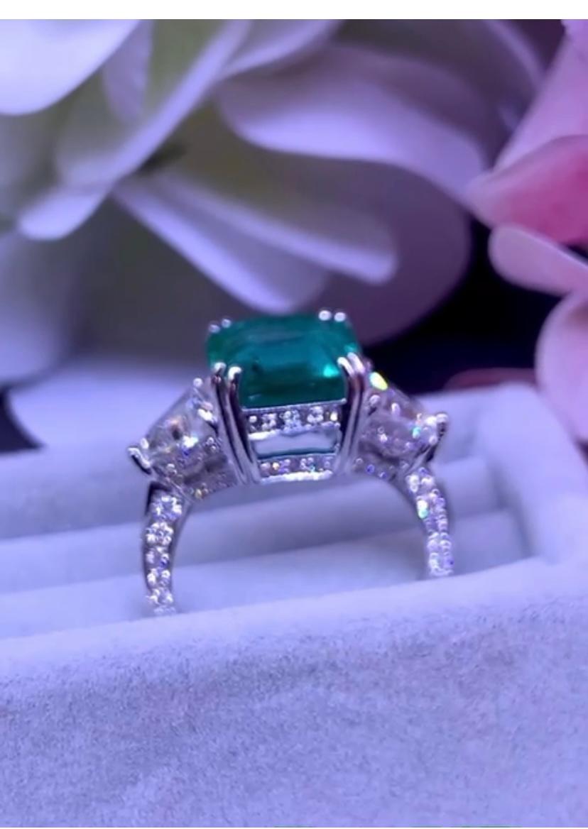  GIA - AIG  Certified 7.36 Carat Zambian Emerald  2.20 Ct Diamonds 18K Gold Ring In New Condition For Sale In Massafra, IT