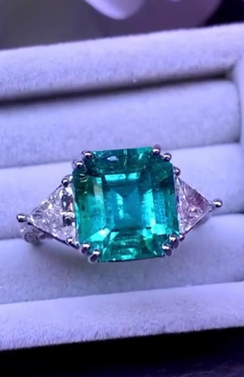 Women's  GIA - AIG  Certified 7.36 Carat Zambian Emerald  2.20 Ct Diamonds 18K Gold Ring For Sale