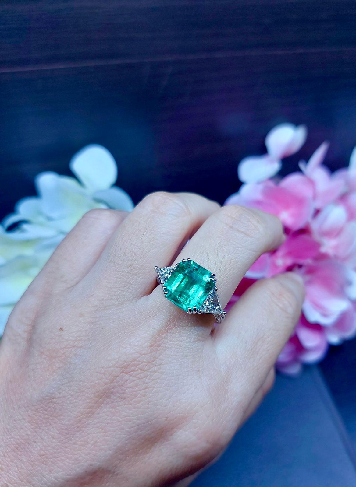  GIA - AIG  Certified 7.36 Carat Zambian Emerald  2.20 Ct Diamonds 18K Gold Ring For Sale 2