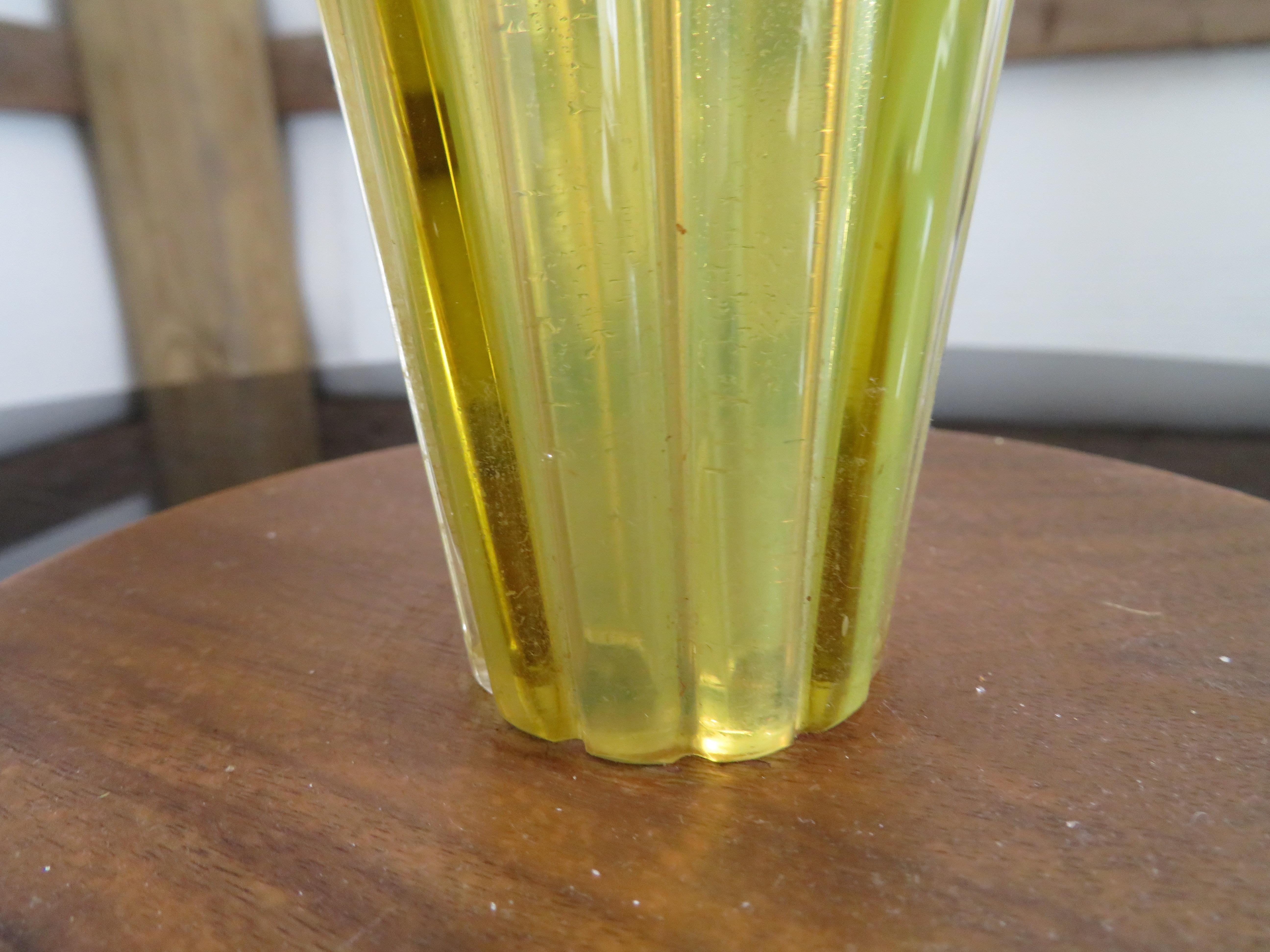 Stunning Alfredo Barbini Yellow Ribbed Murano Glass Table Lamp Gold Flecks In Good Condition For Sale In Pemberton, NJ