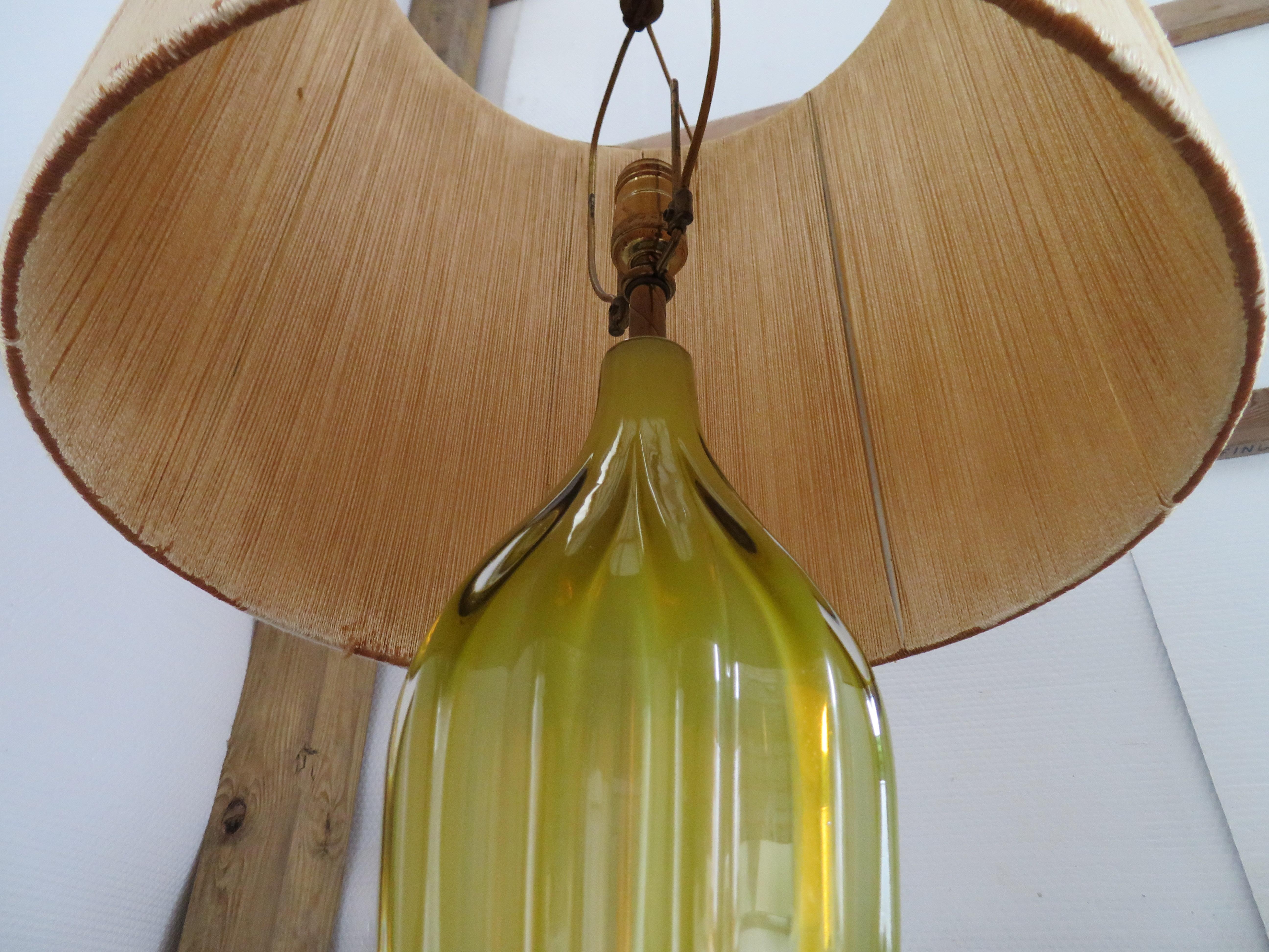 Mid-20th Century Stunning Alfredo Barbini Yellow Ribbed Murano Glass Table Lamp Gold Flecks For Sale