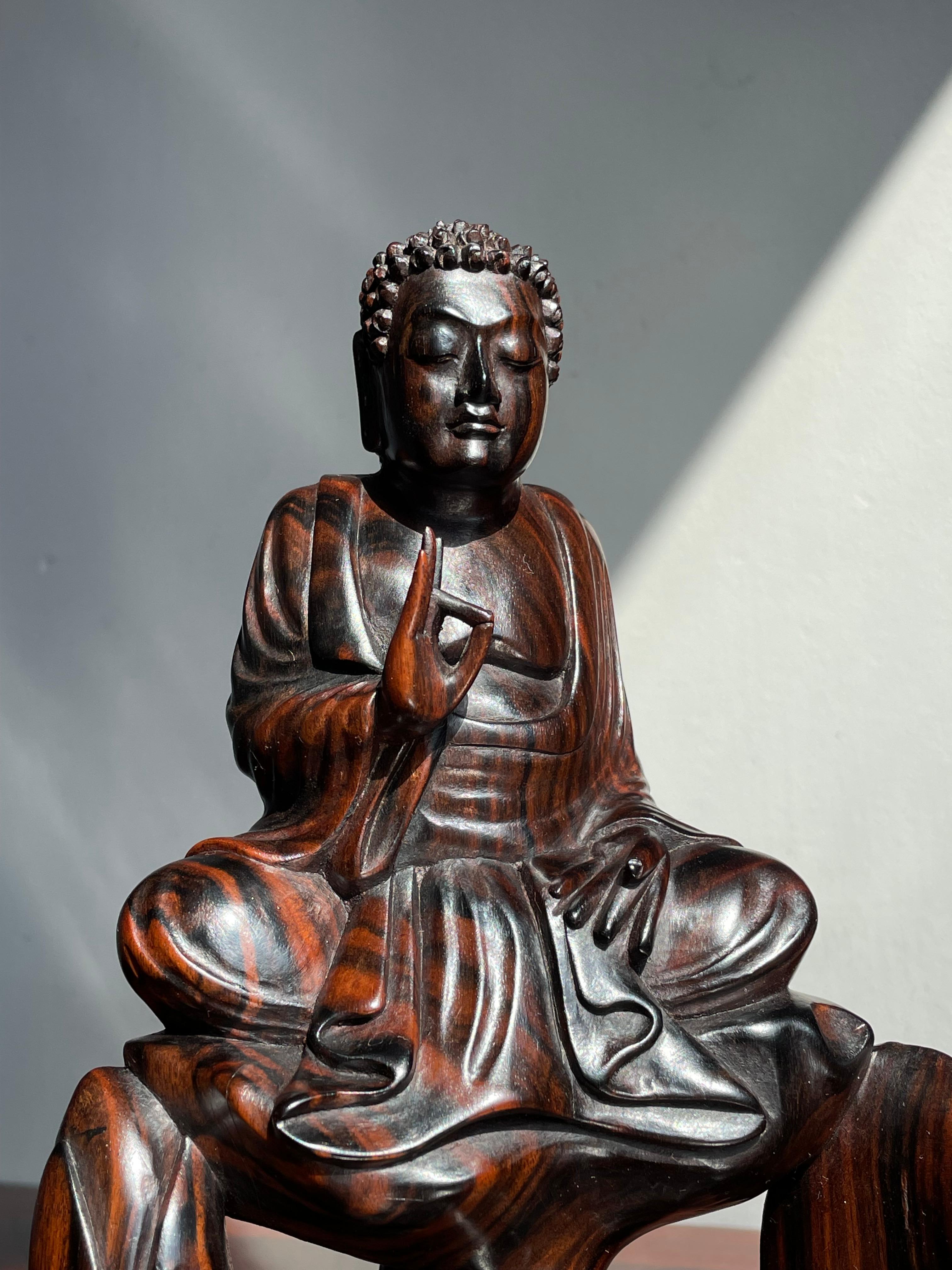Superbe sculpture de Bouddha assis sur lotus Amida sculptée à la main de Coromandel en vente 2