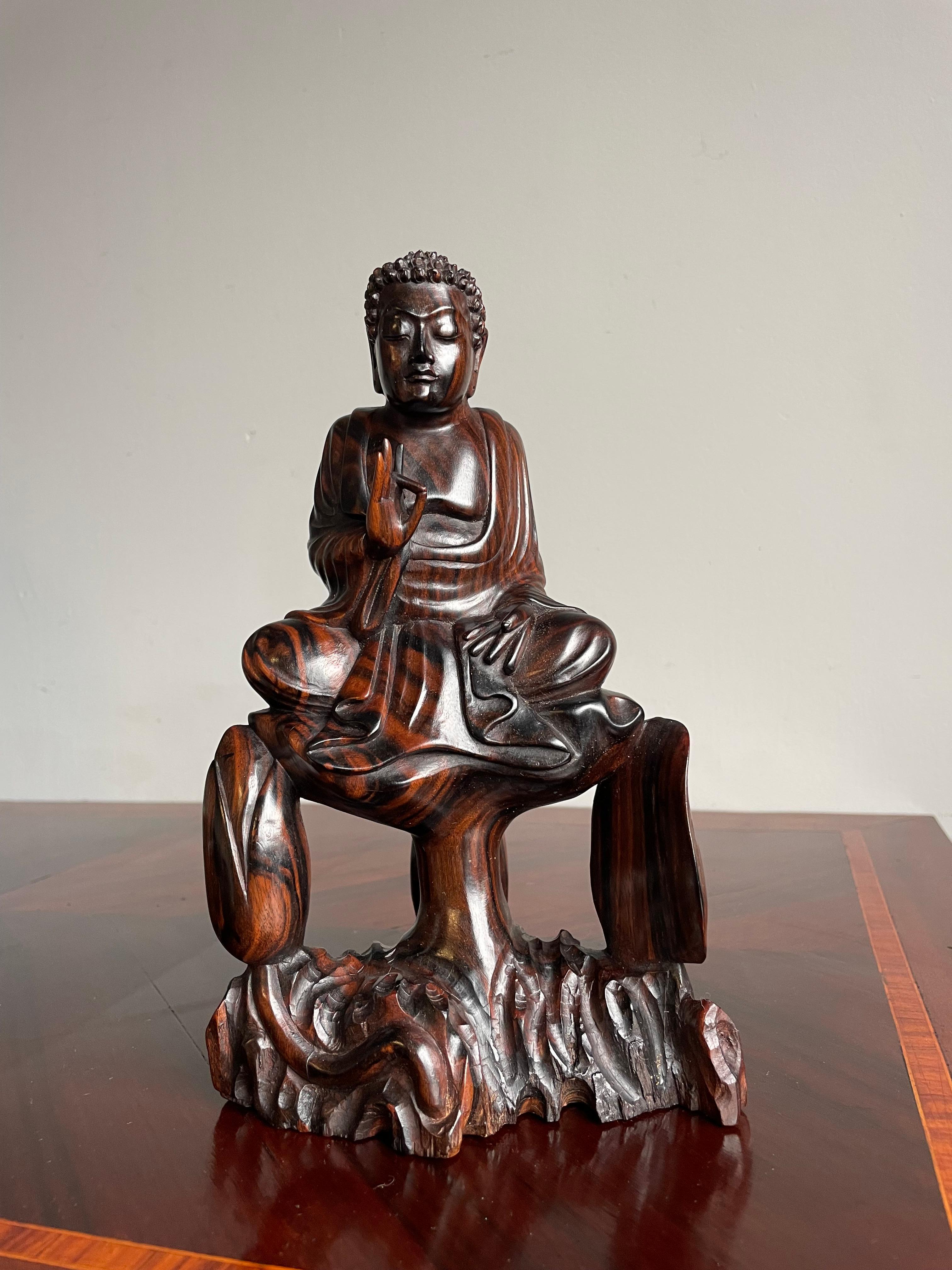 Superbe sculpture de Bouddha assis sur lotus Amida sculptée à la main de Coromandel en vente 3
