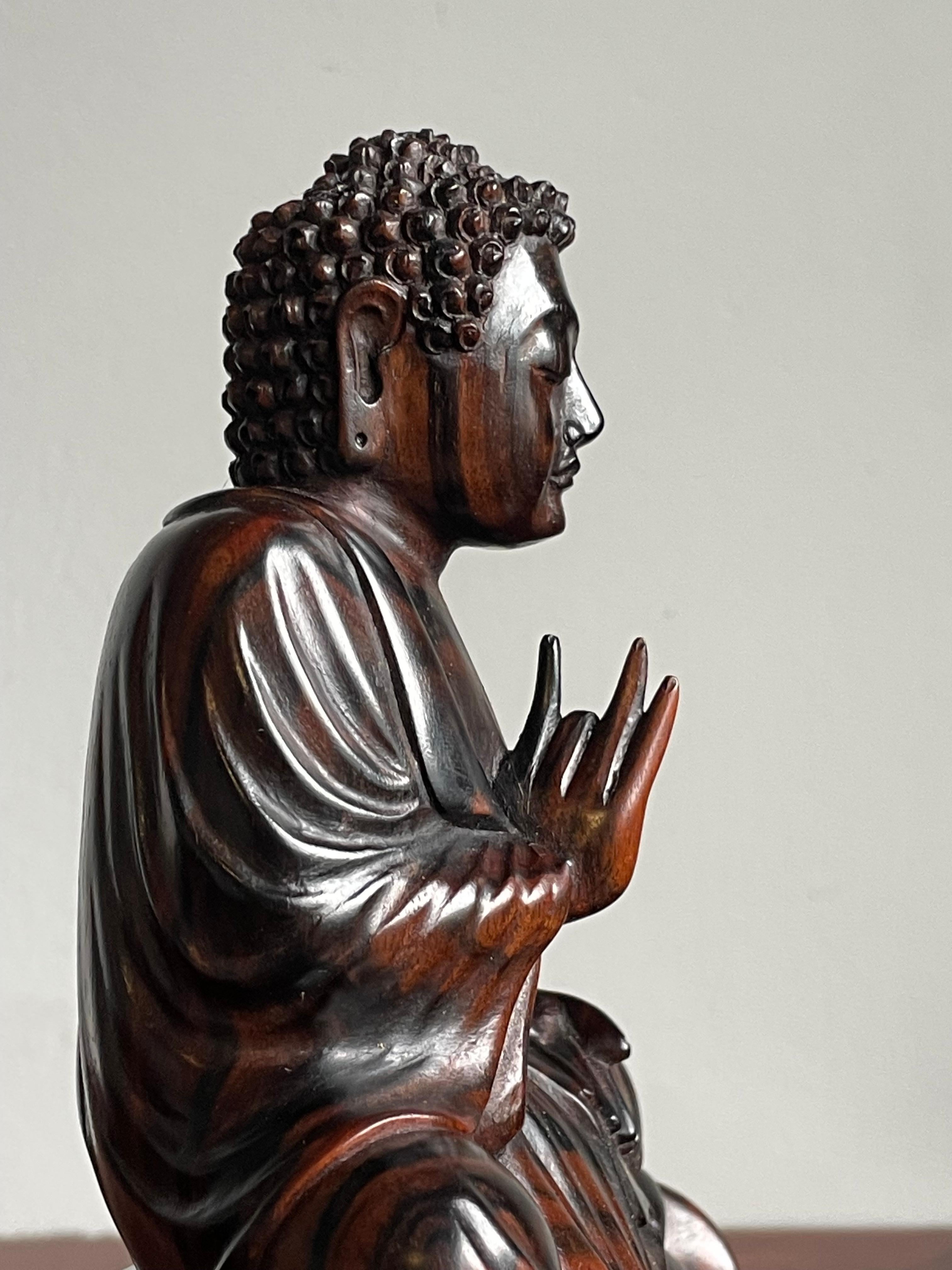 Superbe sculpture de Bouddha assis sur lotus Amida sculptée à la main de Coromandel en vente 4