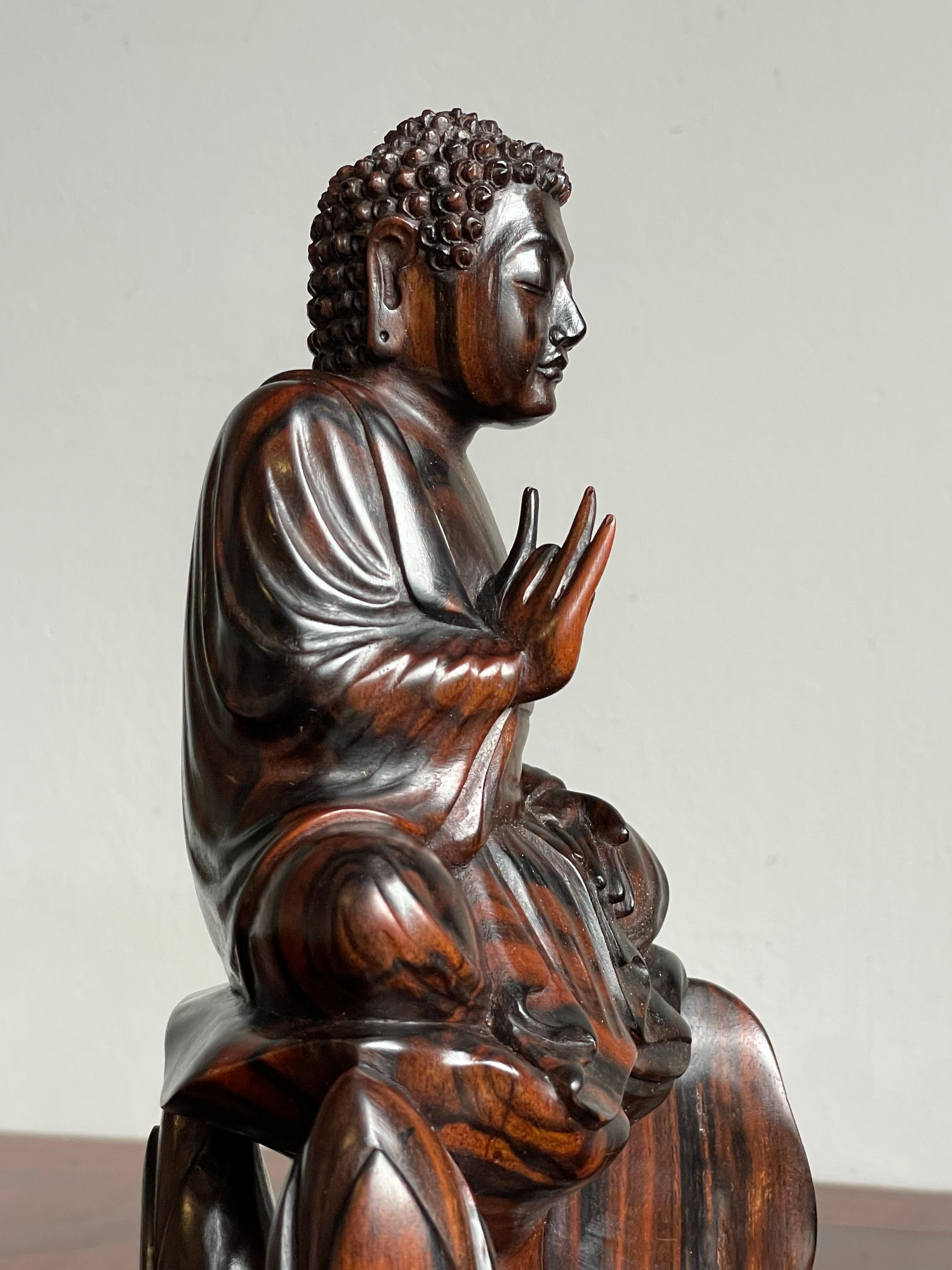 Mid-Century Modern Superbe sculpture de Bouddha assis sur lotus Amida sculptée à la main de Coromandel en vente