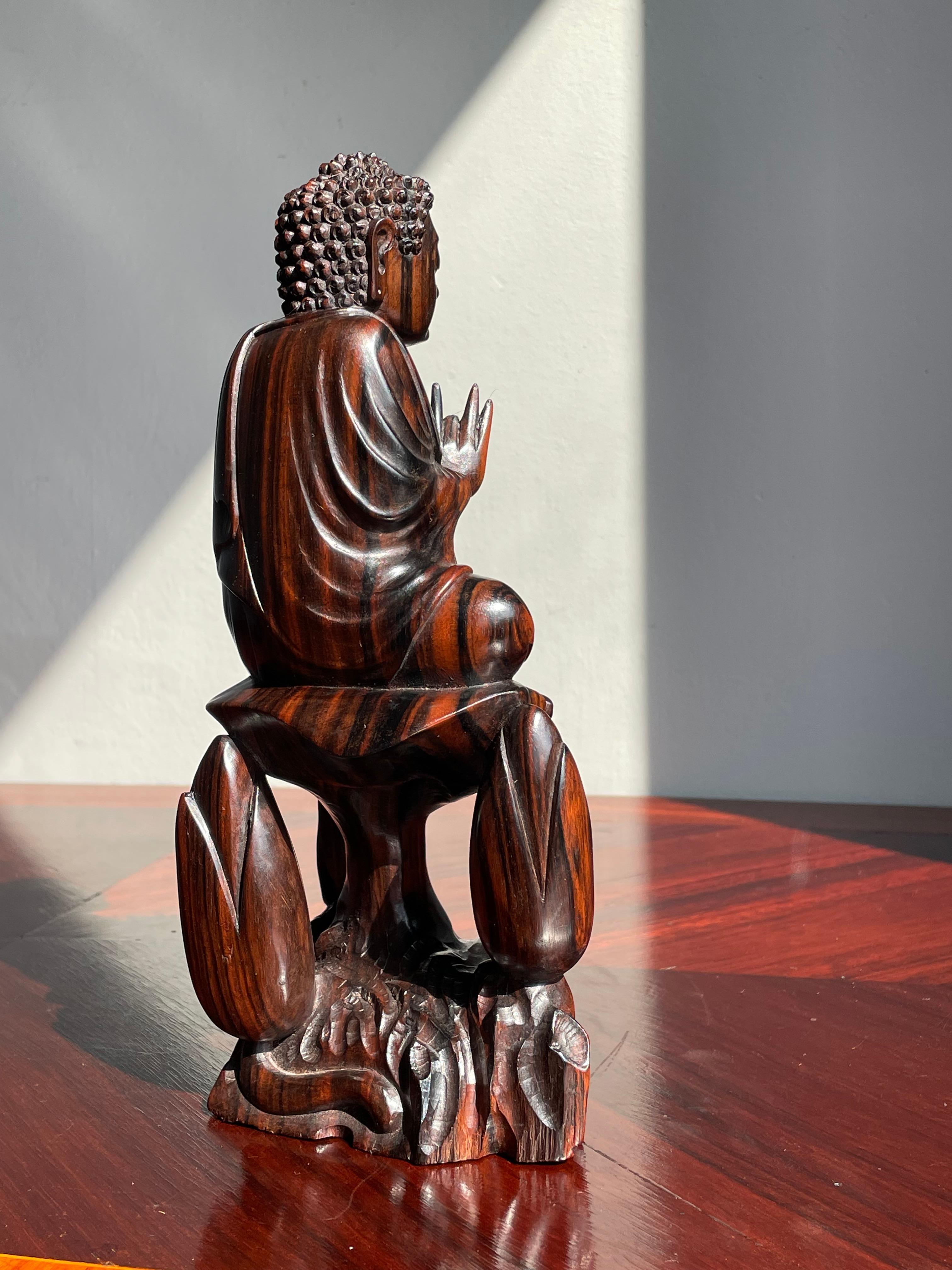 Sculpté à la main Superbe sculpture de Bouddha assis sur lotus Amida sculptée à la main de Coromandel en vente