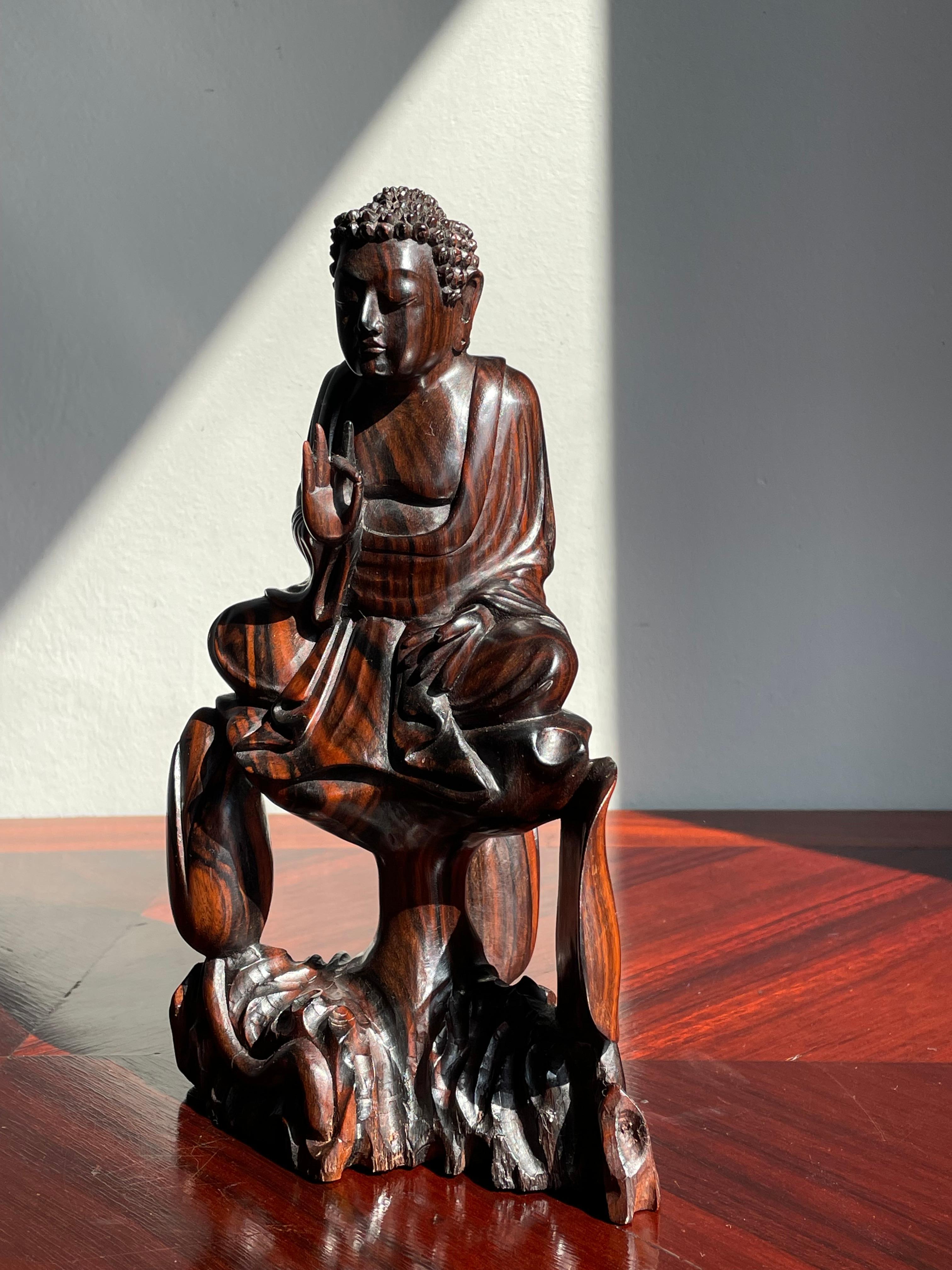 Superbe sculpture de Bouddha assis sur lotus Amida sculptée à la main de Coromandel en vente 1
