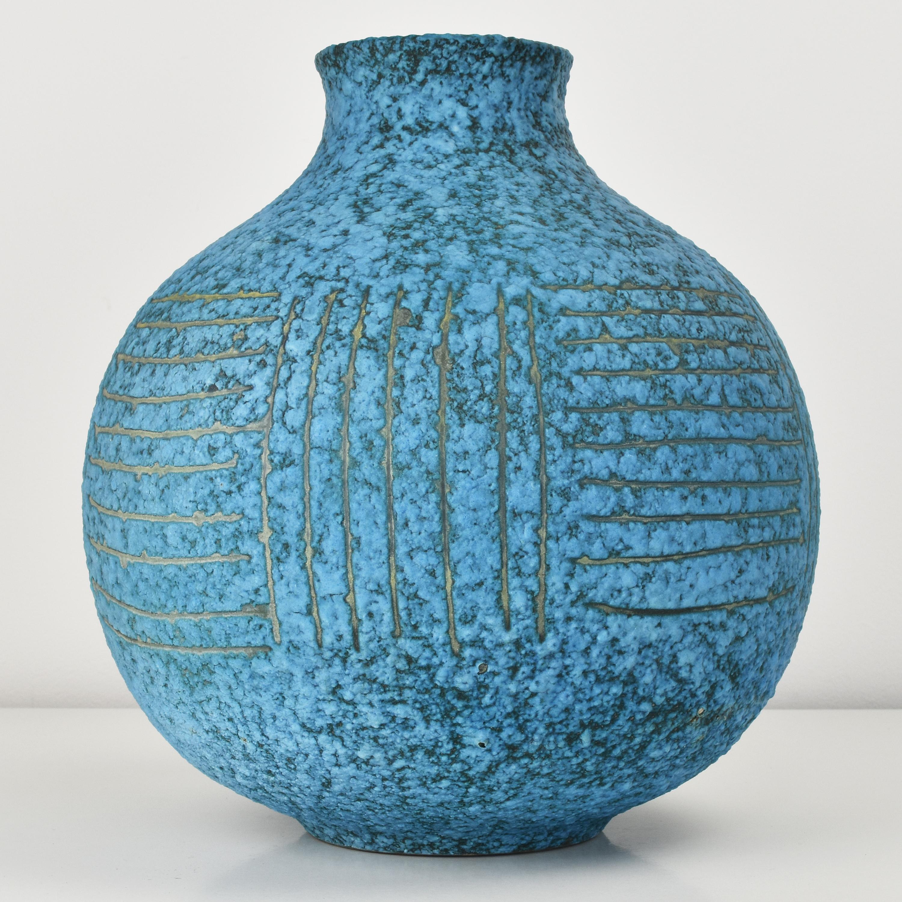 A nostro avviso, uno dei pezzi più belli di Alvino Bagni. Questo vaso in ceramica smaltata con lava grassa di colore turchese brillante, con linee irregolari e regolari incise a 